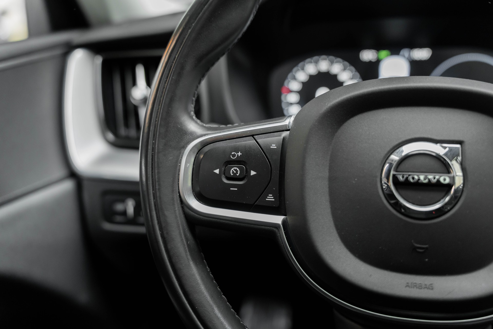 VOLVO XC60 T8 eAWD Momentum Geartronic-image-18