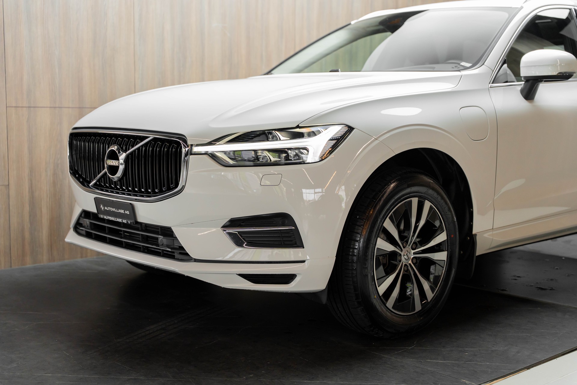 VOLVO XC60 T8 eAWD Momentum Geartronic-image-21