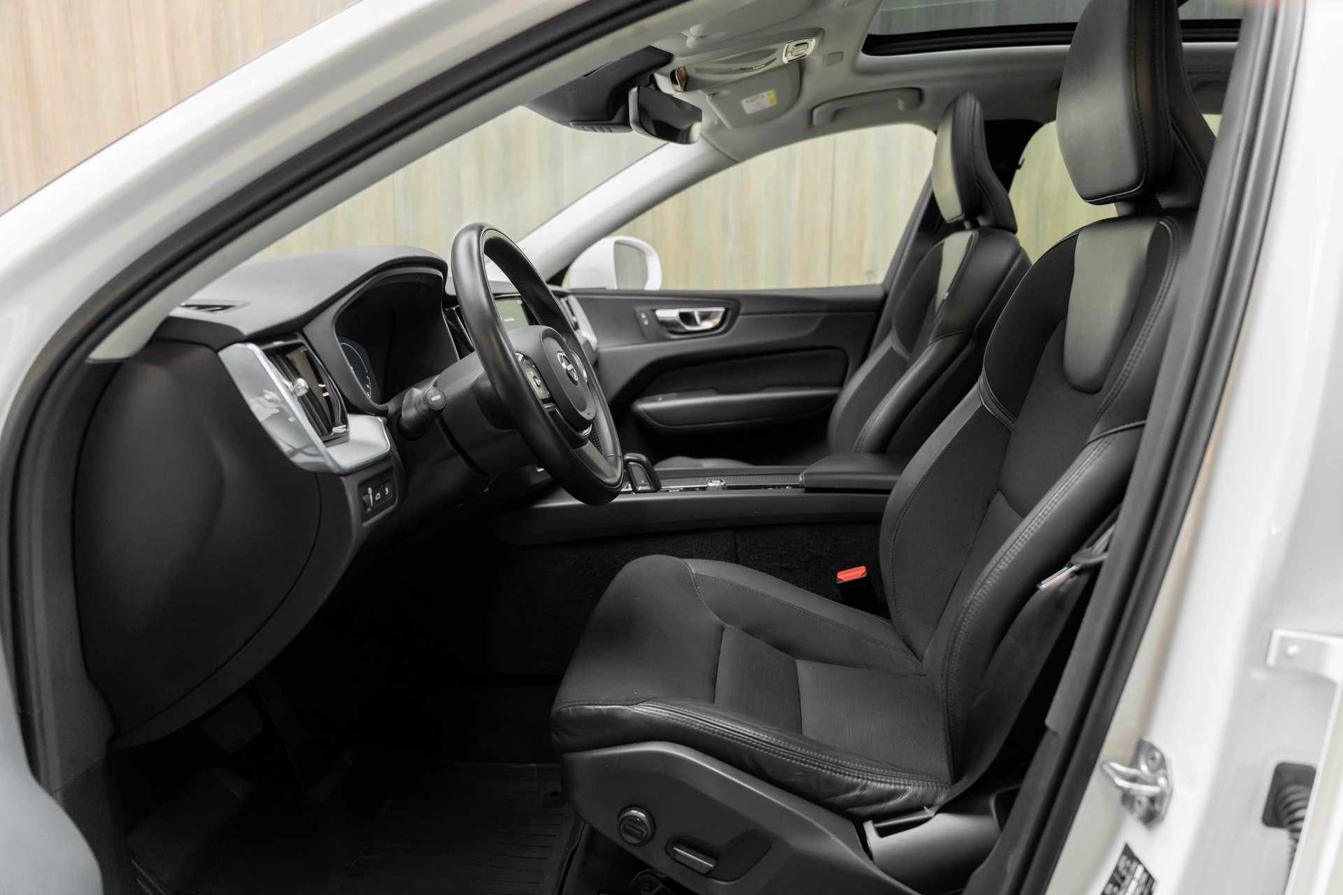 VOLVO XC60 T8 eAWD Momentum Geartronic-image-4