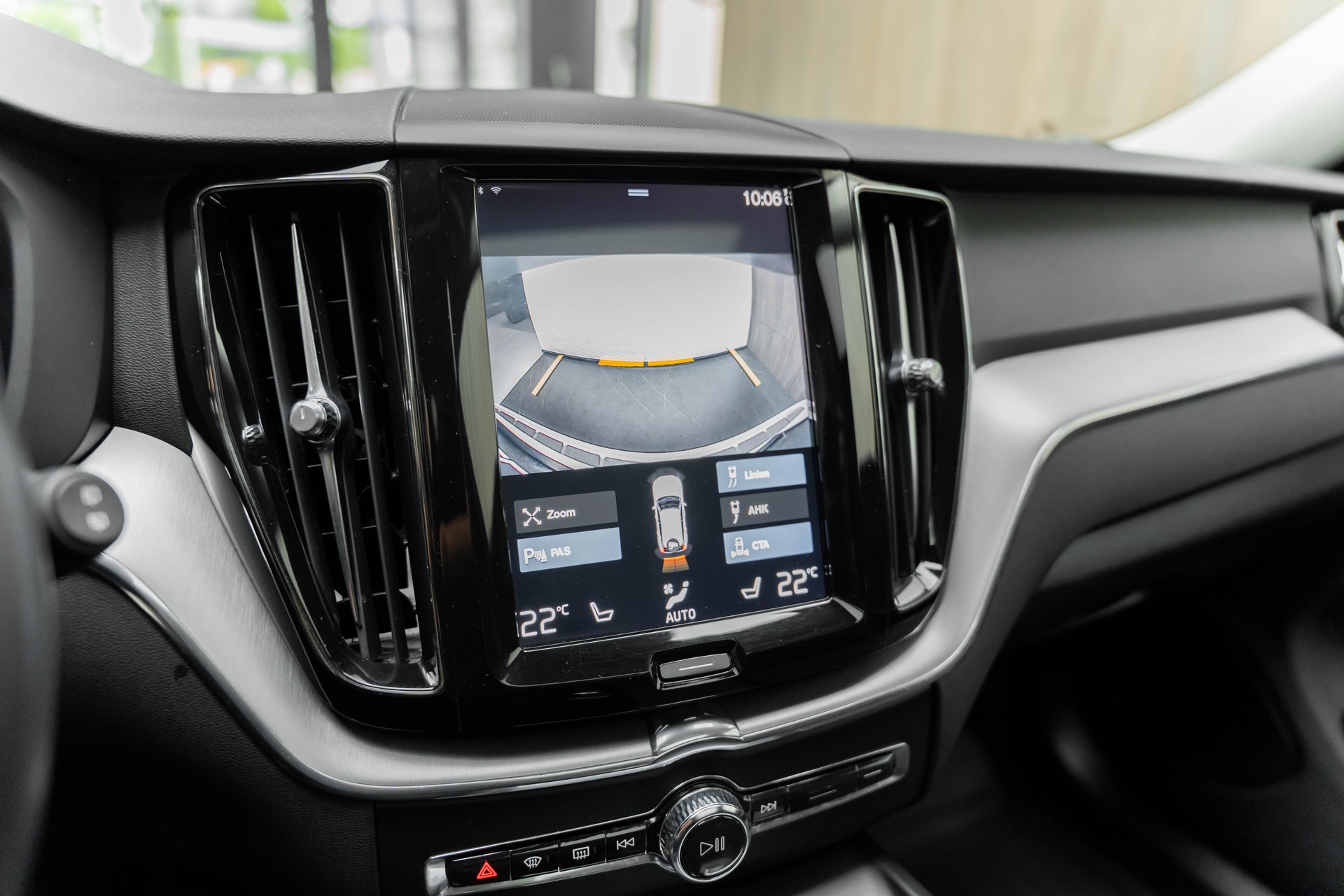 VOLVO XC60 T8 eAWD Momentum Geartronic-image-11