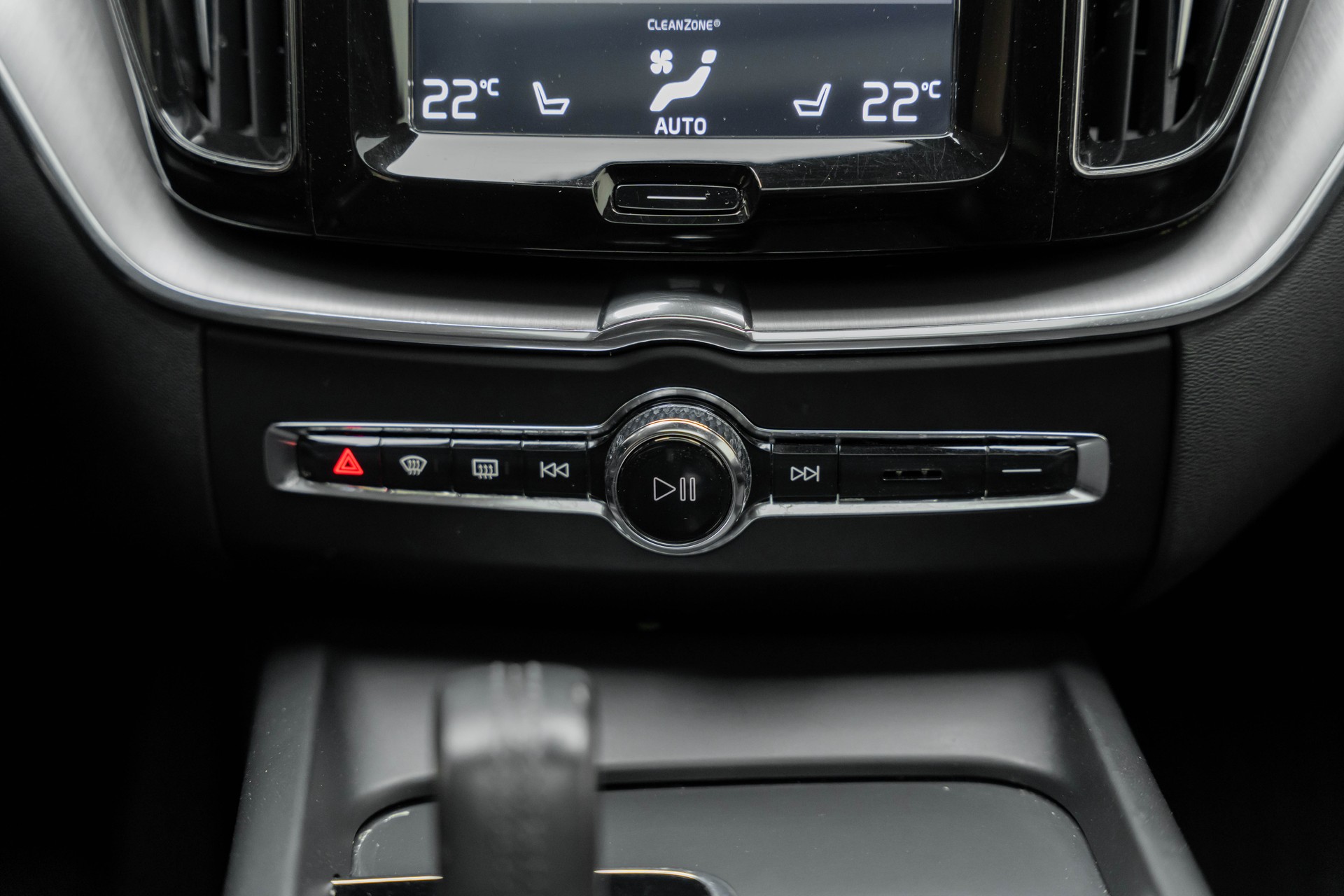 VOLVO XC60 T8 eAWD Momentum Geartronic-image-12
