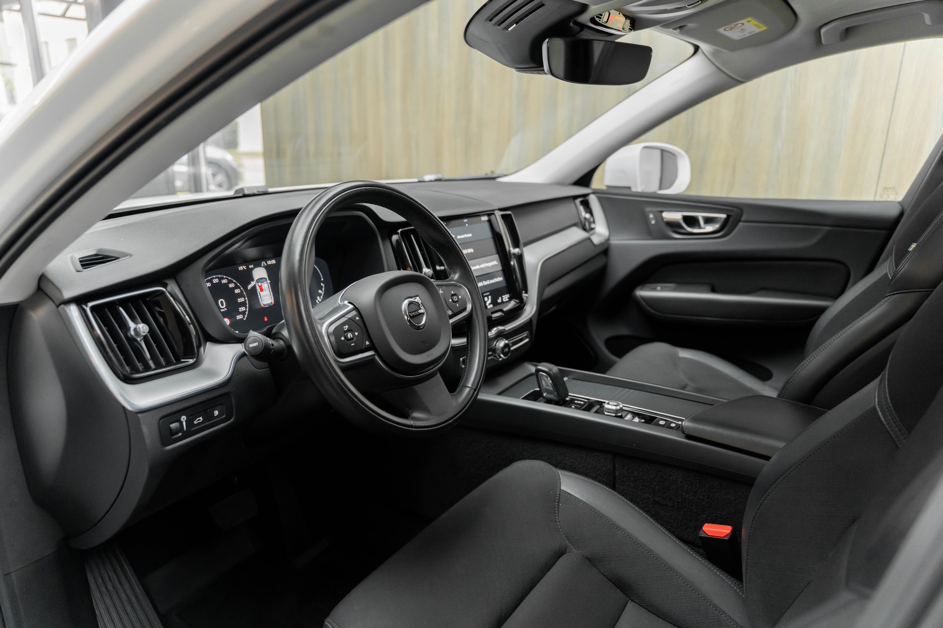 VOLVO XC60 T8 eAWD Momentum Geartronic-image-3