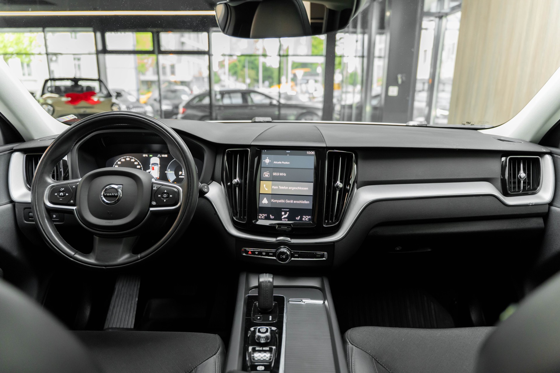 VOLVO XC60 T8 eAWD Momentum Geartronic-image-2