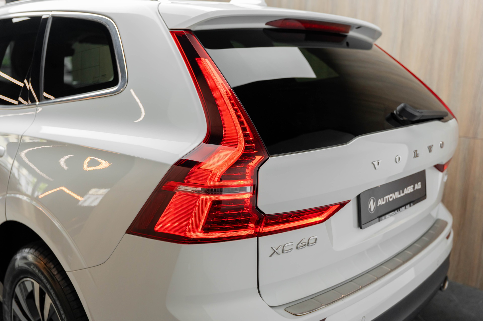 VOLVO XC60 T8 eAWD Momentum Geartronic-image-23