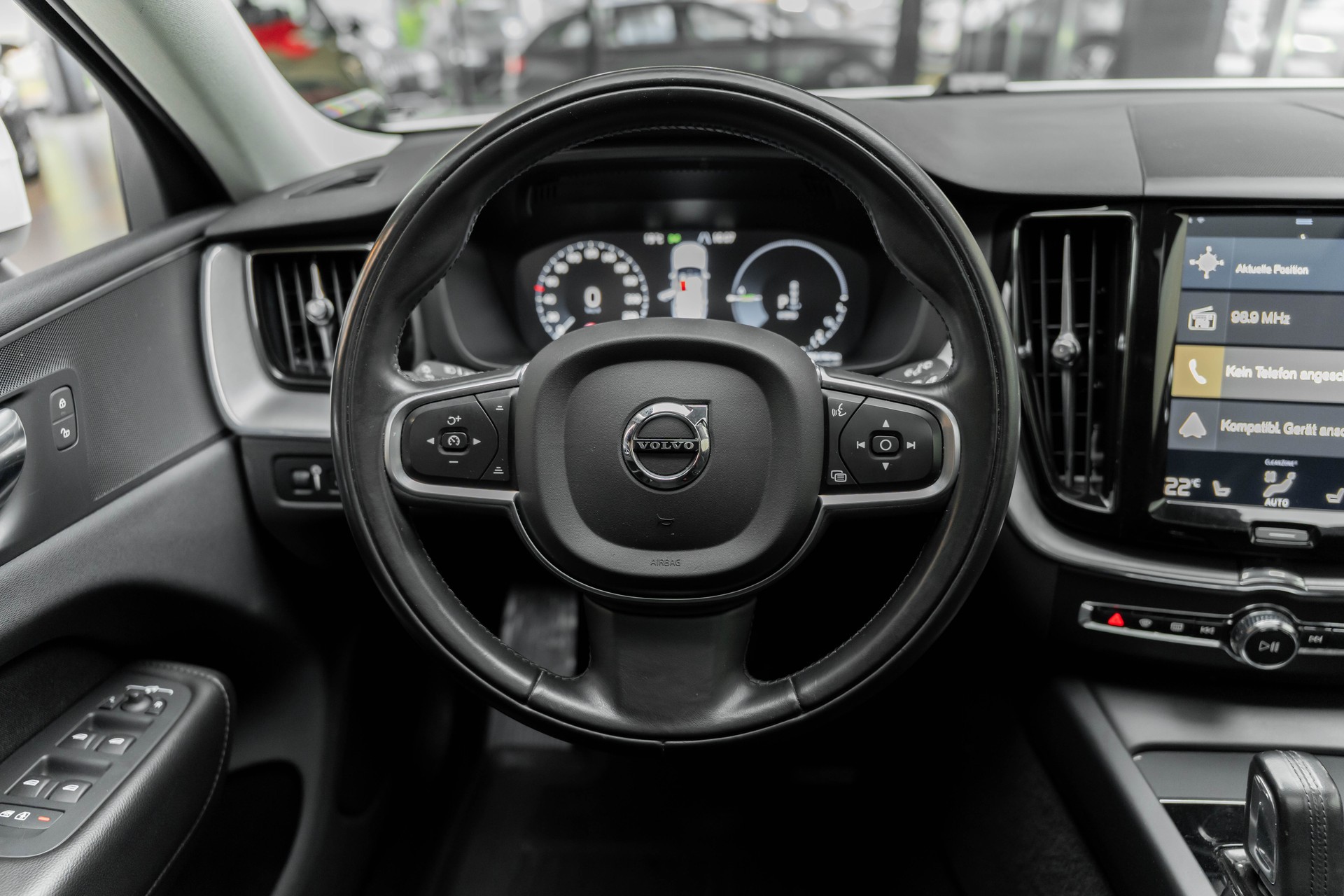 VOLVO XC60 T8 eAWD Momentum Geartronic-image-16