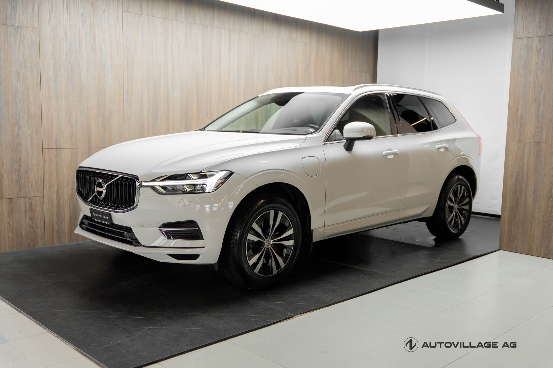 VOLVO XC60 T8 eAWD Momentum Geartronic-image-0
