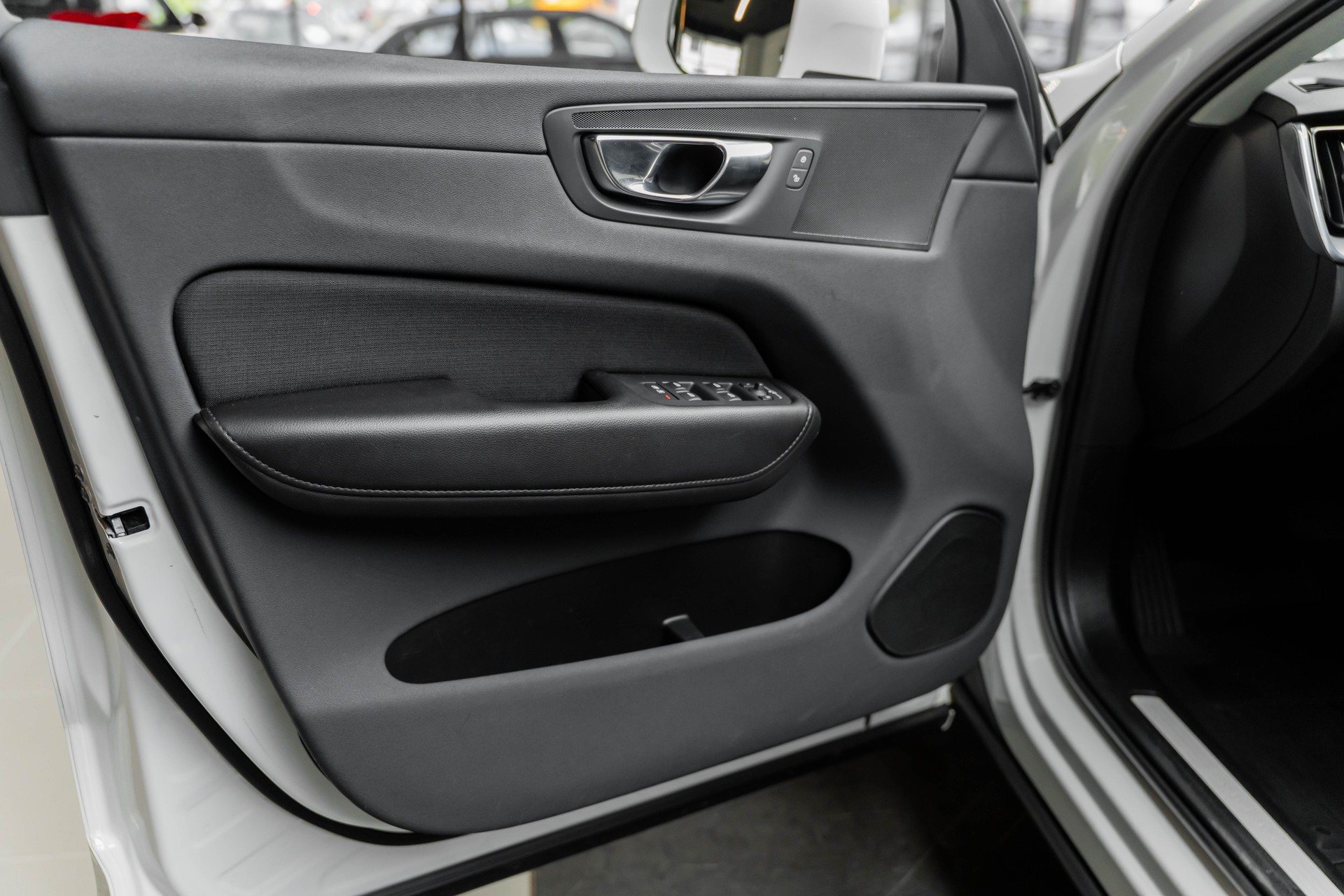 VOLVO XC60 T8 eAWD Momentum Geartronic-image-19