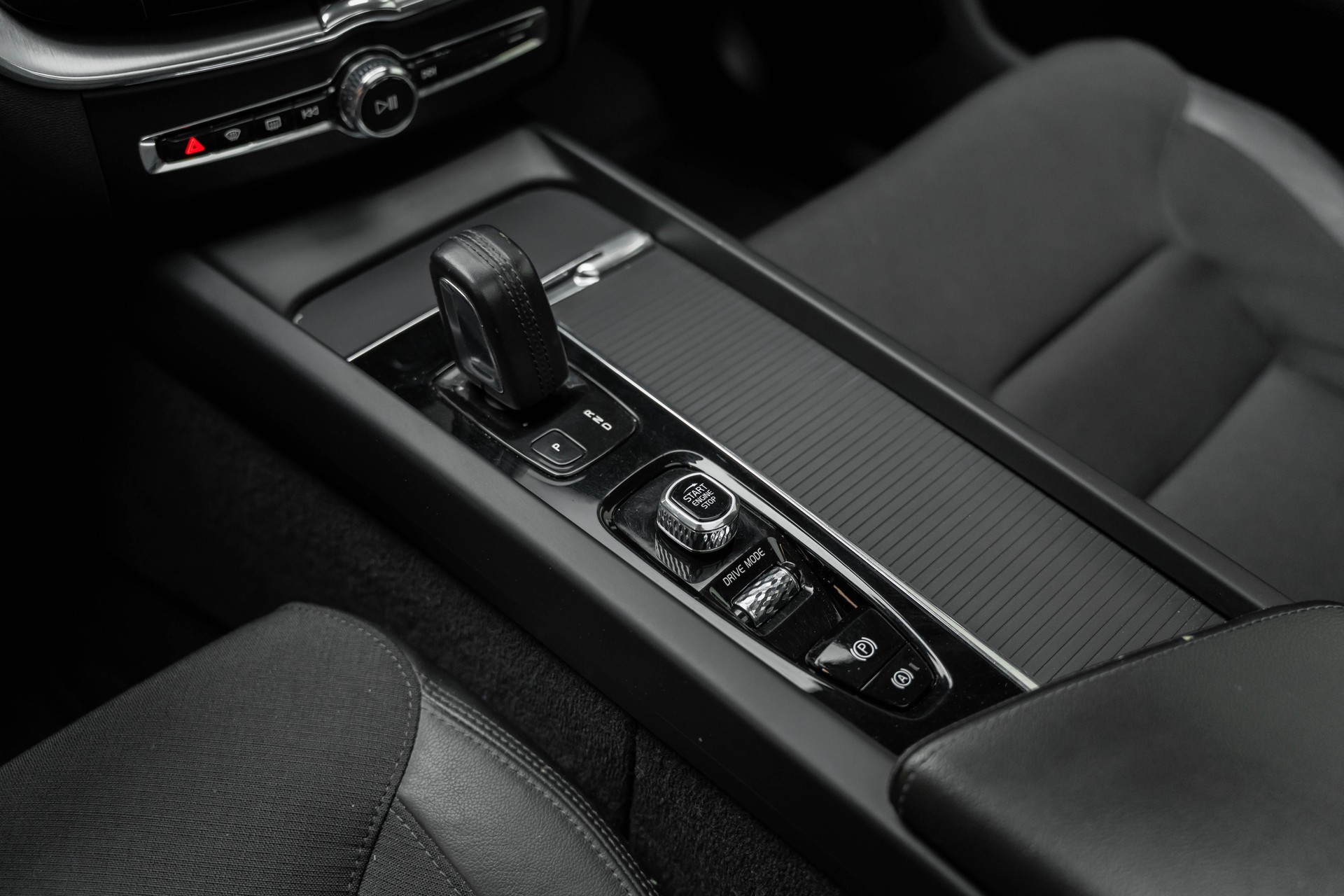 VOLVO XC60 T8 eAWD Momentum Geartronic-image-13