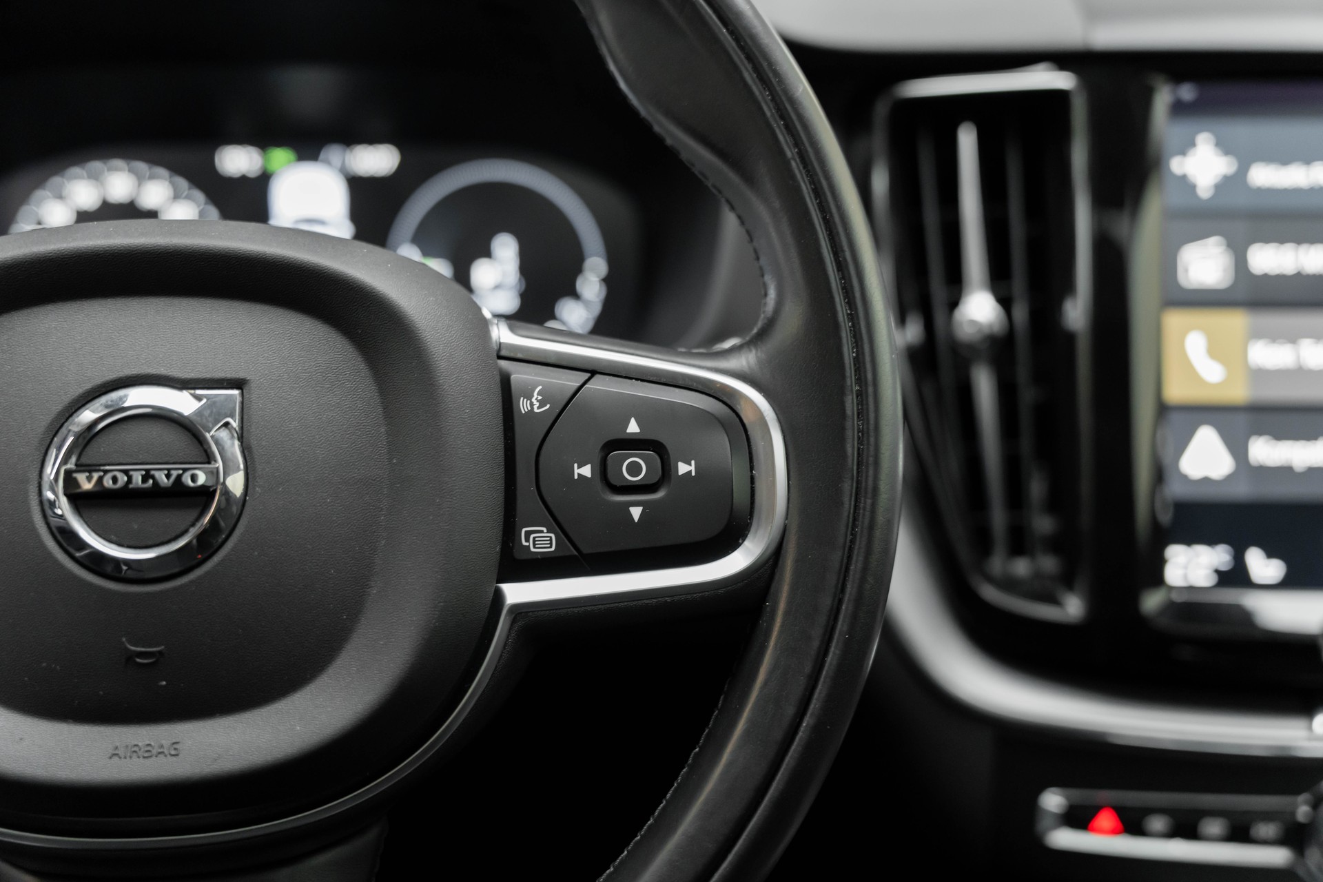 VOLVO XC60 T8 eAWD Momentum Geartronic-image-17