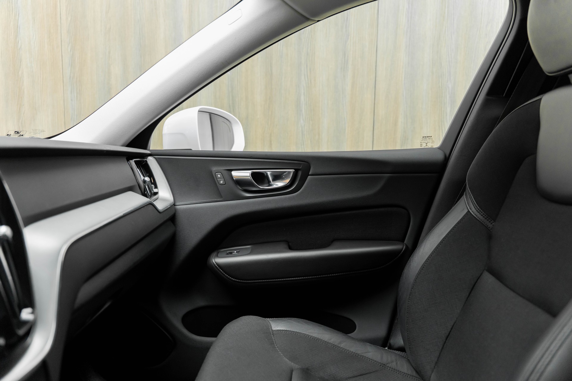 VOLVO XC60 T8 eAWD Momentum Geartronic-image-15