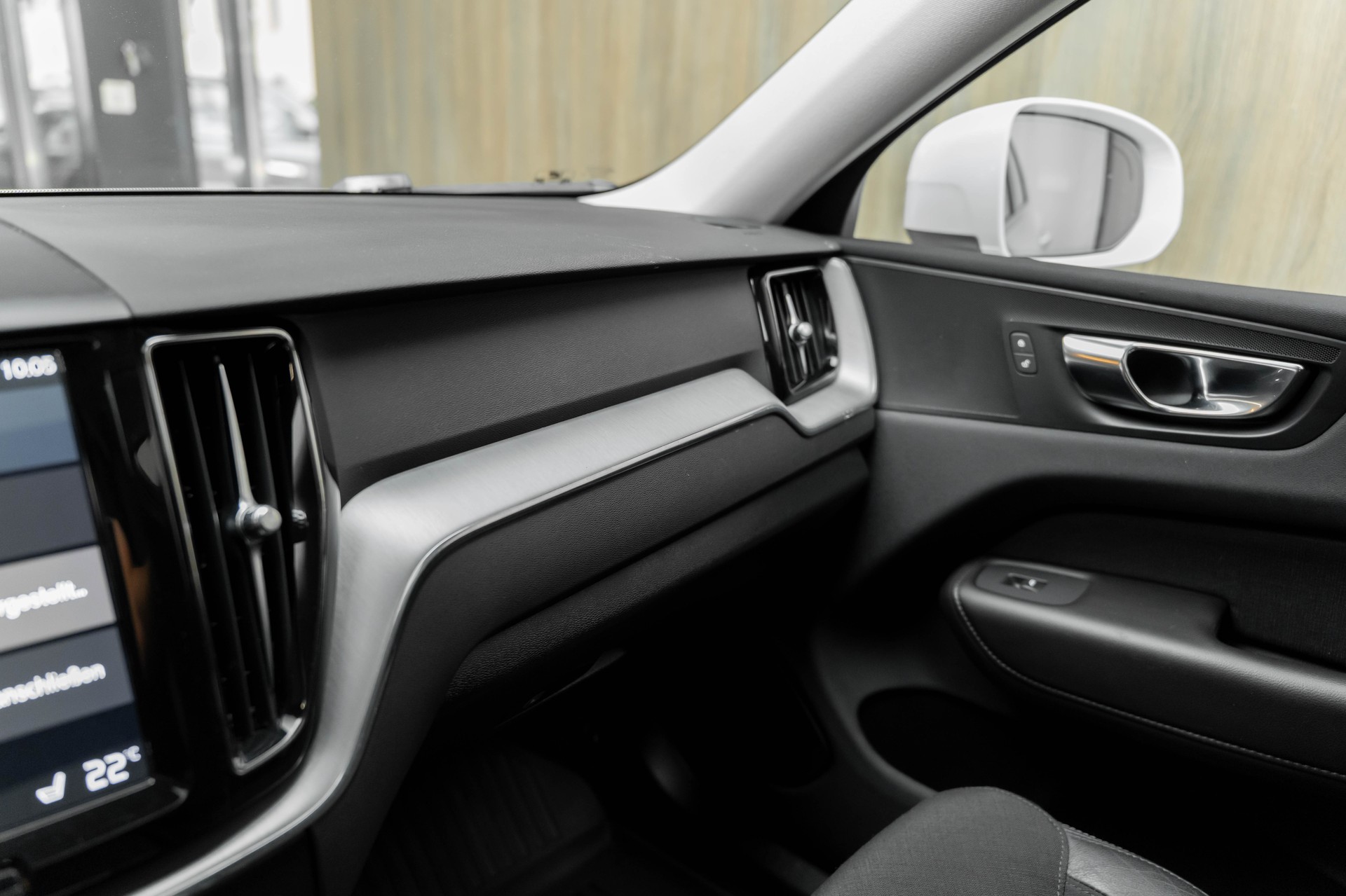 VOLVO XC60 T8 eAWD Momentum Geartronic-image-14