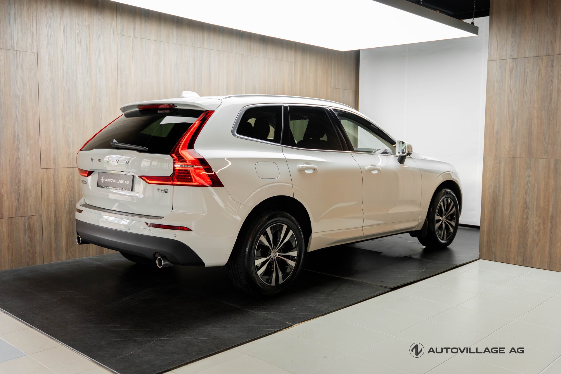 VOLVO XC60 T8 eAWD Momentum Geartronic-image-1