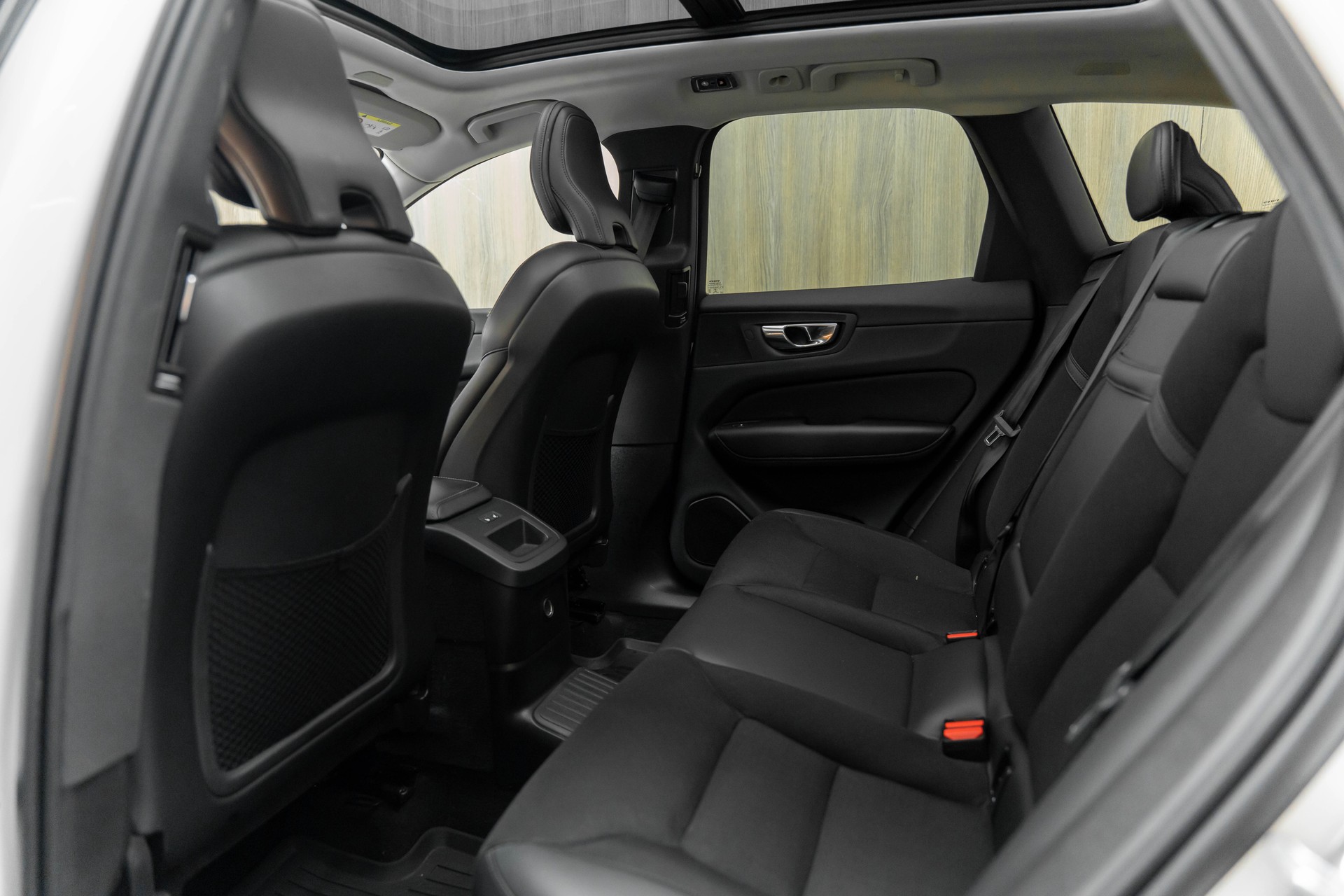 VOLVO XC60 T8 eAWD Momentum Geartronic-image-9