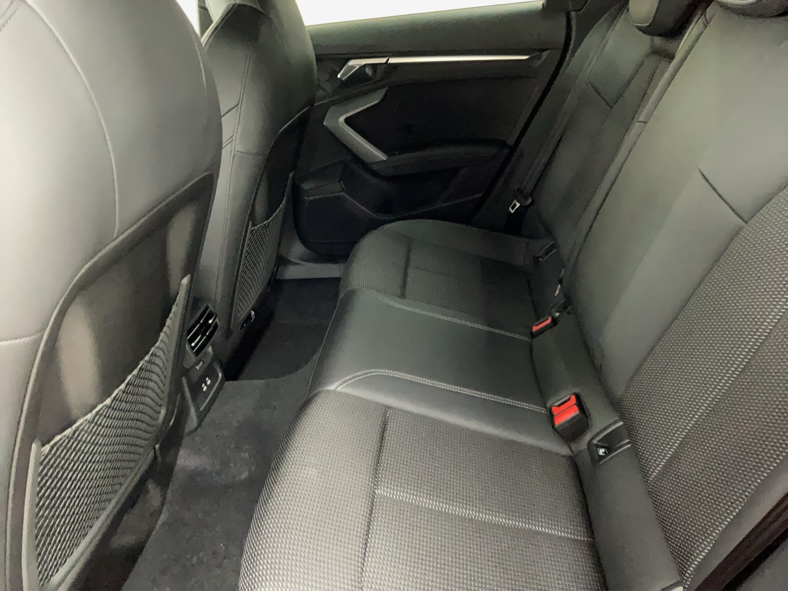 AUDI A3 Sportback TFSI 110 kW S line Attraction S tronic-image-11