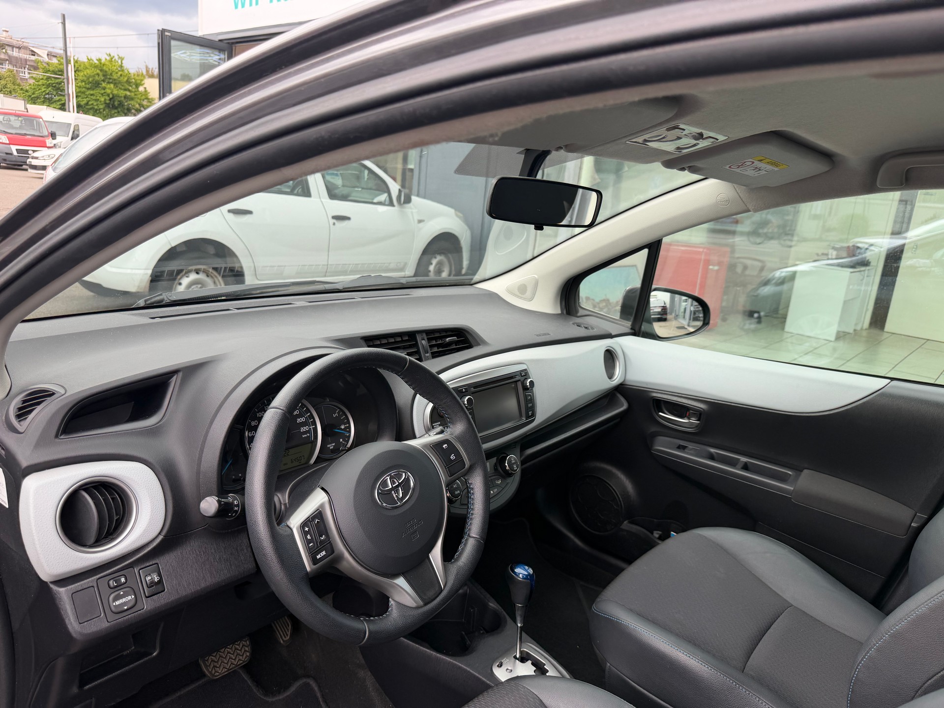 TOYOTA Yaris 1.5 VVT-i Hybrid Sol Premium CVT-image-12