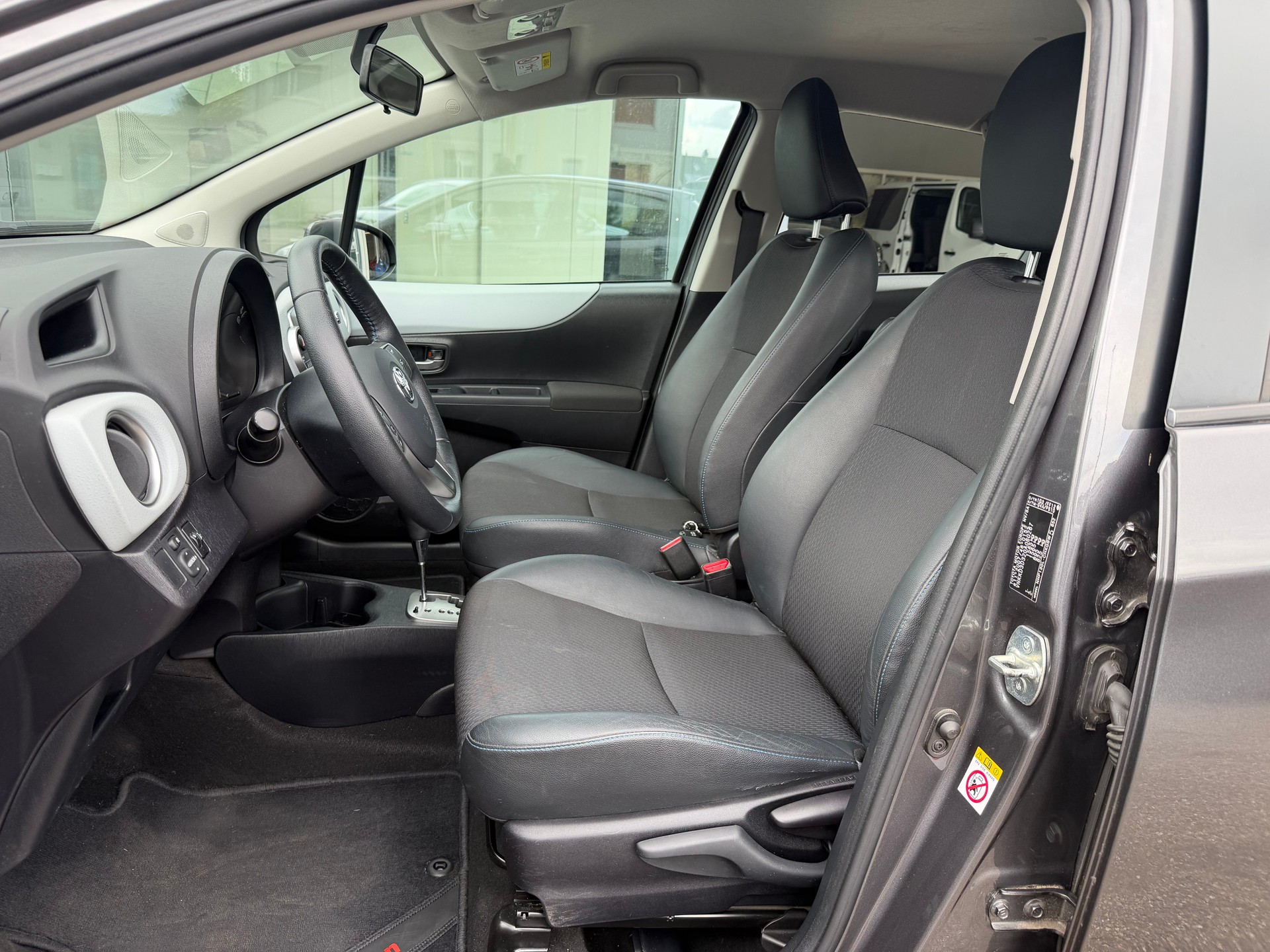 TOYOTA Yaris 1.5 VVT-i Hybrid Sol Premium CVT-image-11