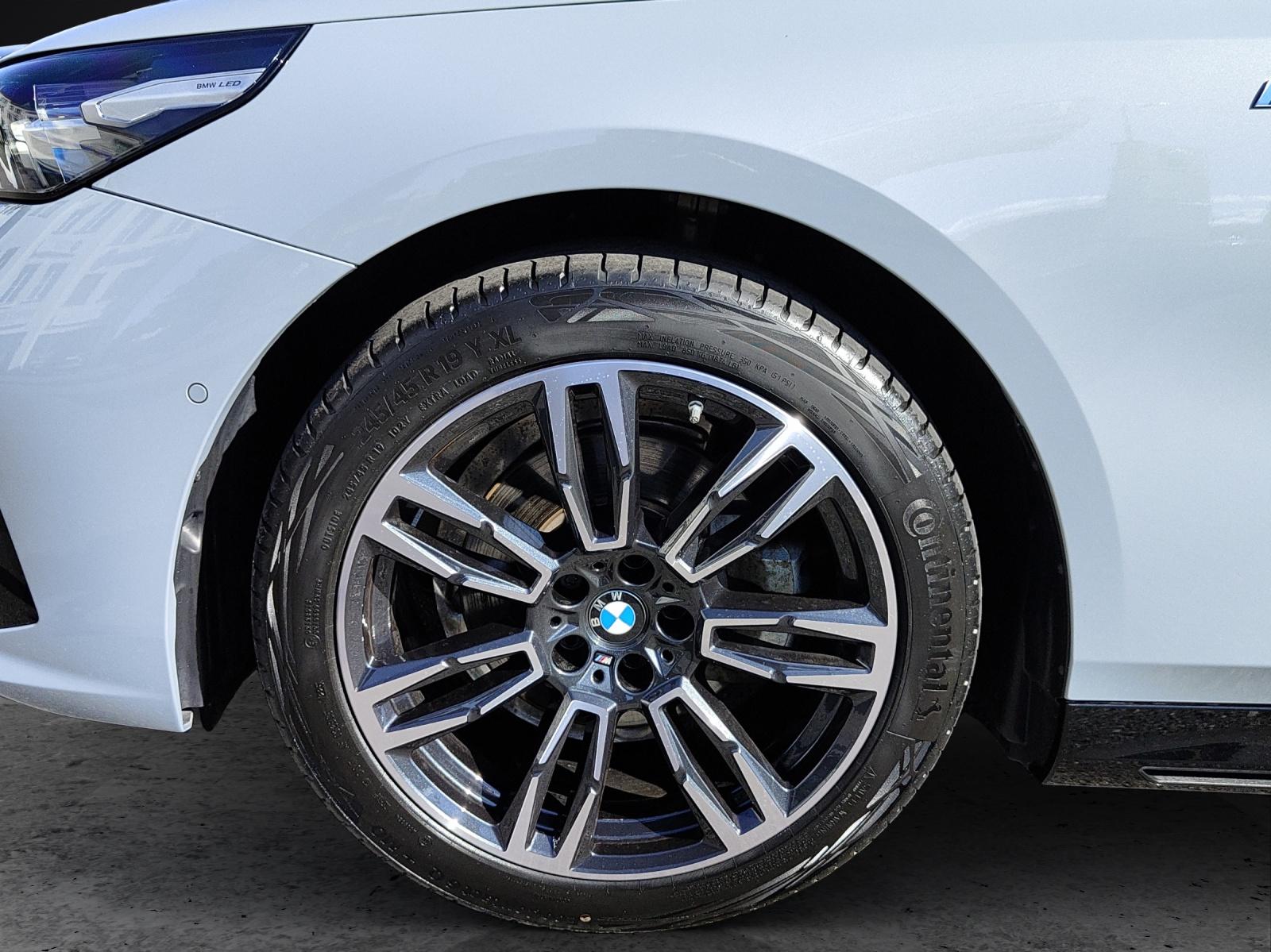 BMW 520d xDrive Touring-image-8