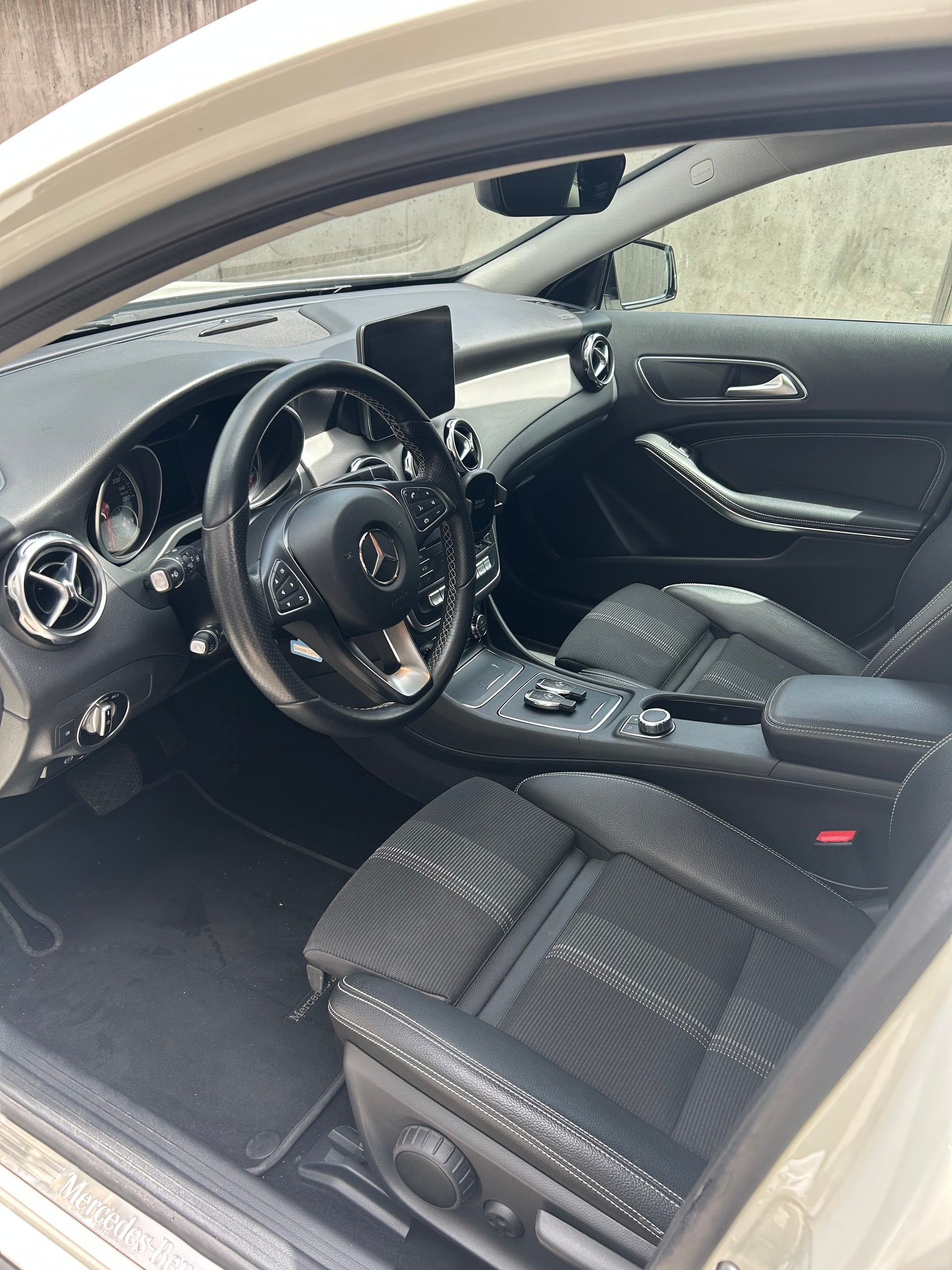 MERCEDES-BENZ GLA 200-image-2