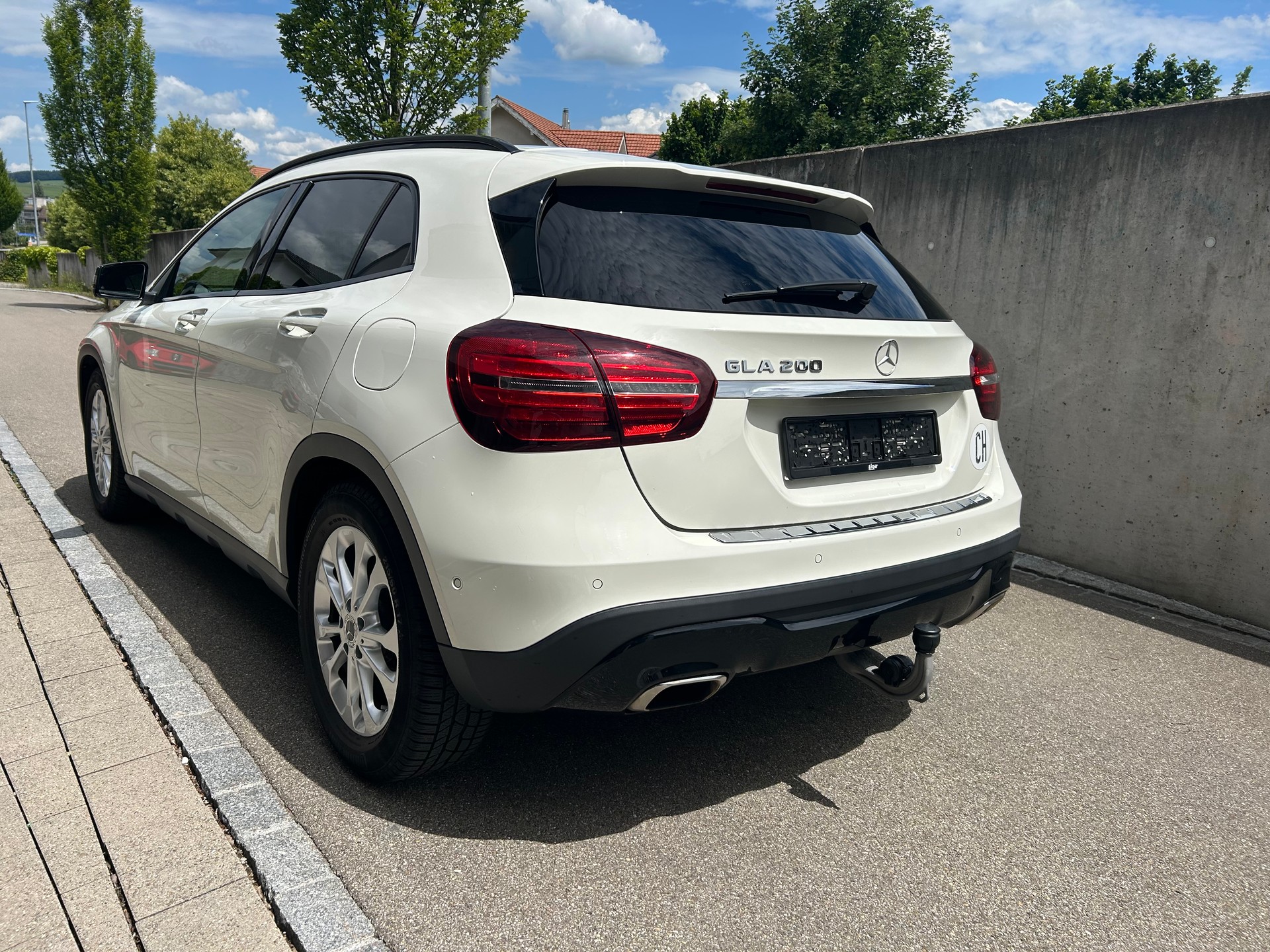 MERCEDES-BENZ GLA 200-image-1