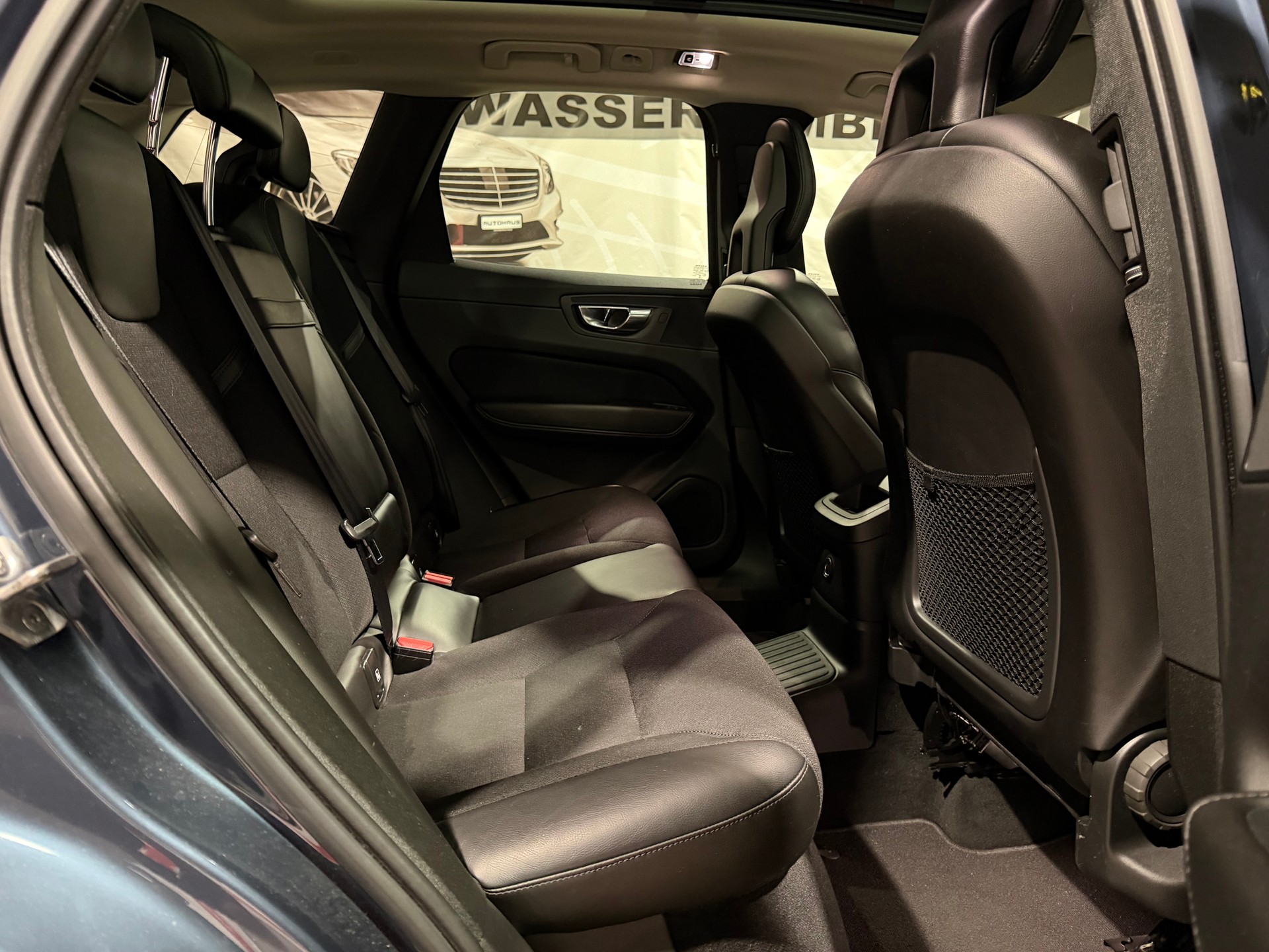 VOLVO XC60 T8 eAWD Momentum Geartronic-image-15