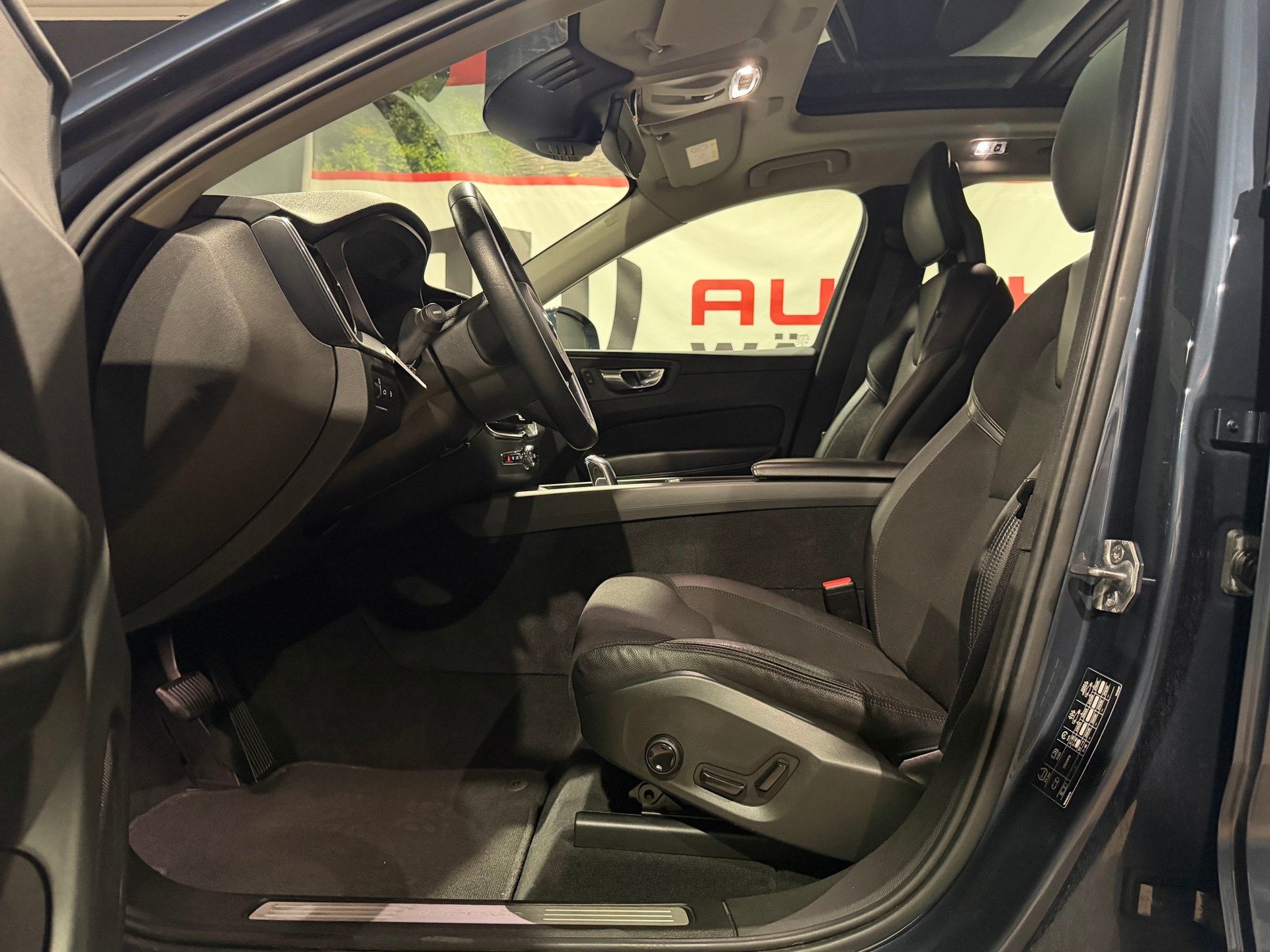 VOLVO XC60 T8 eAWD Momentum Geartronic-image-11