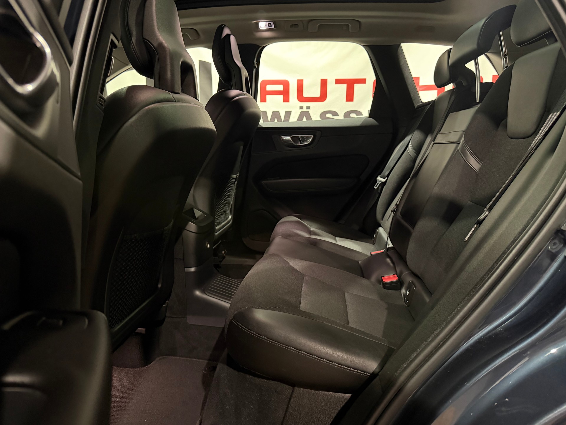 VOLVO XC60 T8 eAWD Momentum Geartronic-image-16