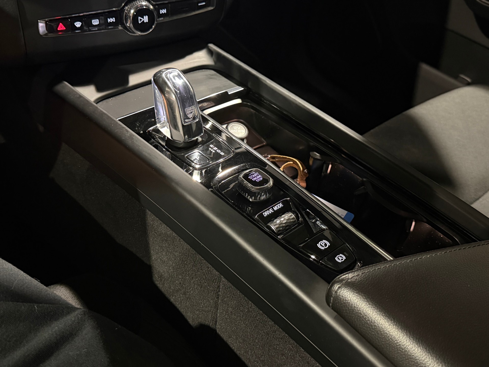 VOLVO XC60 T8 eAWD Momentum Geartronic-image-19