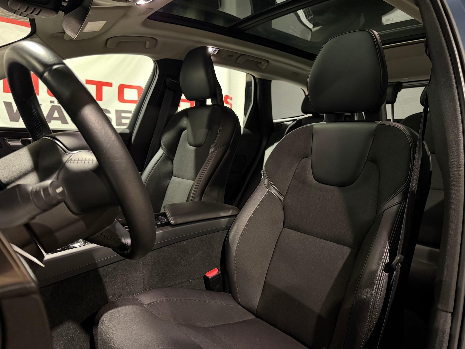 VOLVO XC60 T8 eAWD Momentum Geartronic-image-12