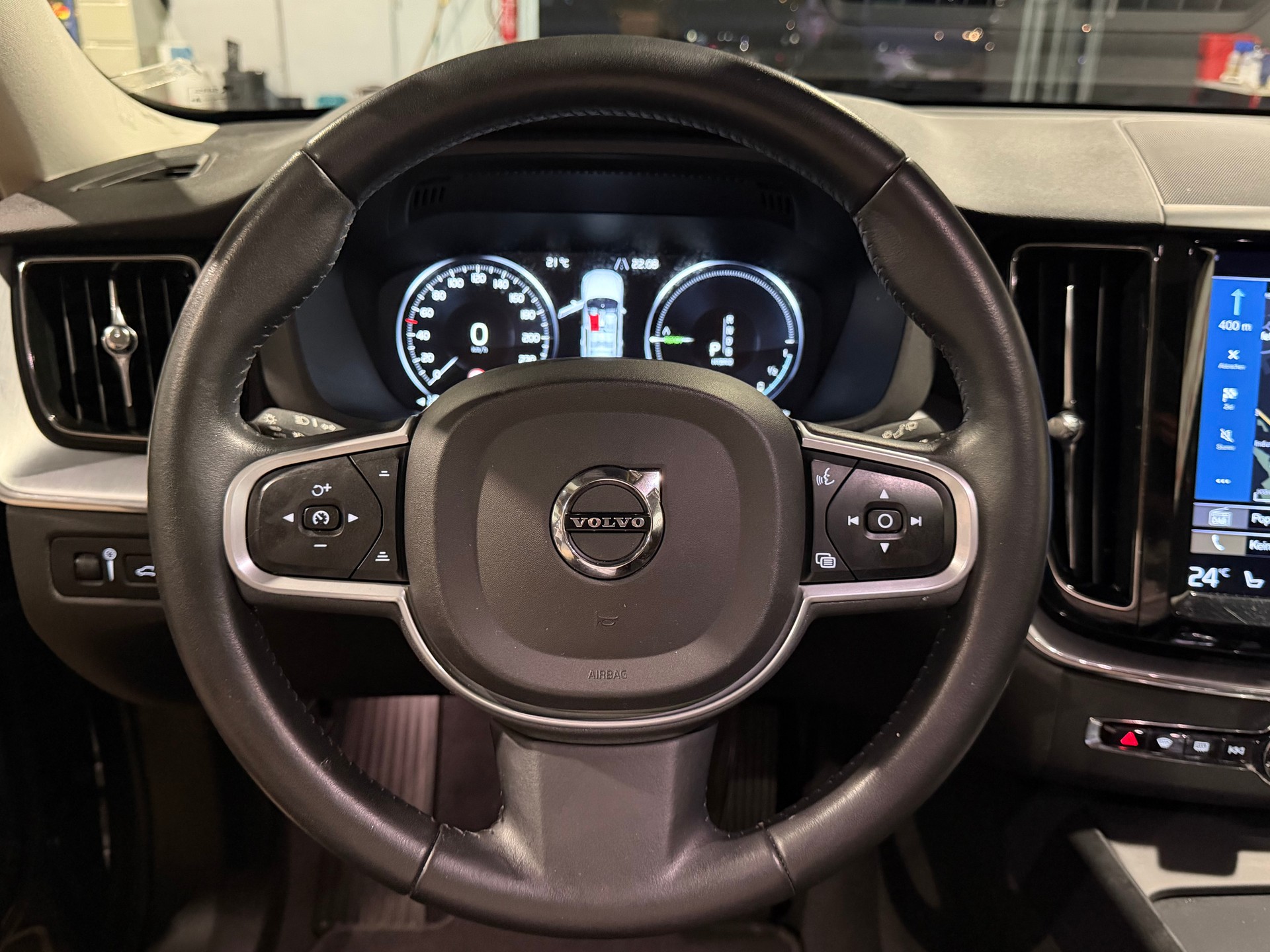 VOLVO XC60 T8 eAWD Momentum Geartronic-image-18