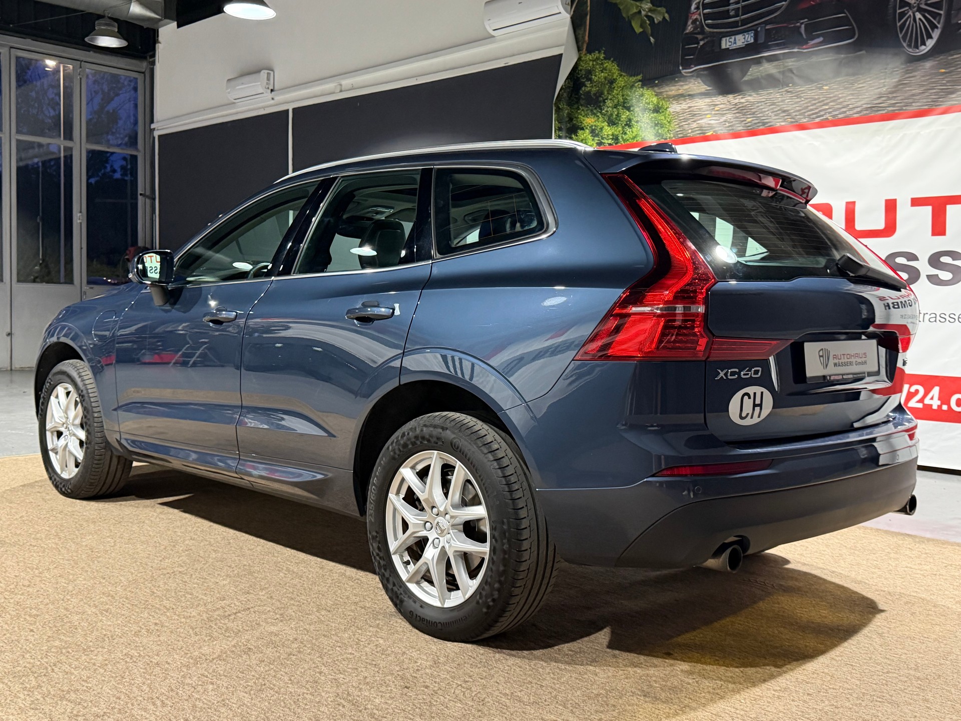 VOLVO XC60 T8 eAWD Momentum Geartronic-image-4