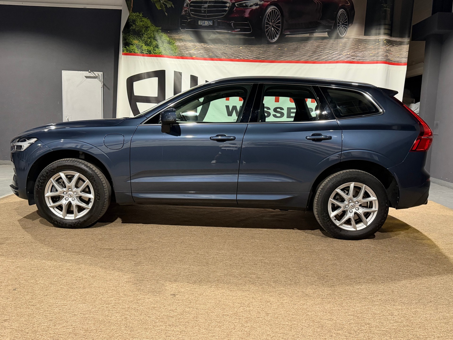 VOLVO XC60 T8 eAWD Momentum Geartronic-image-5