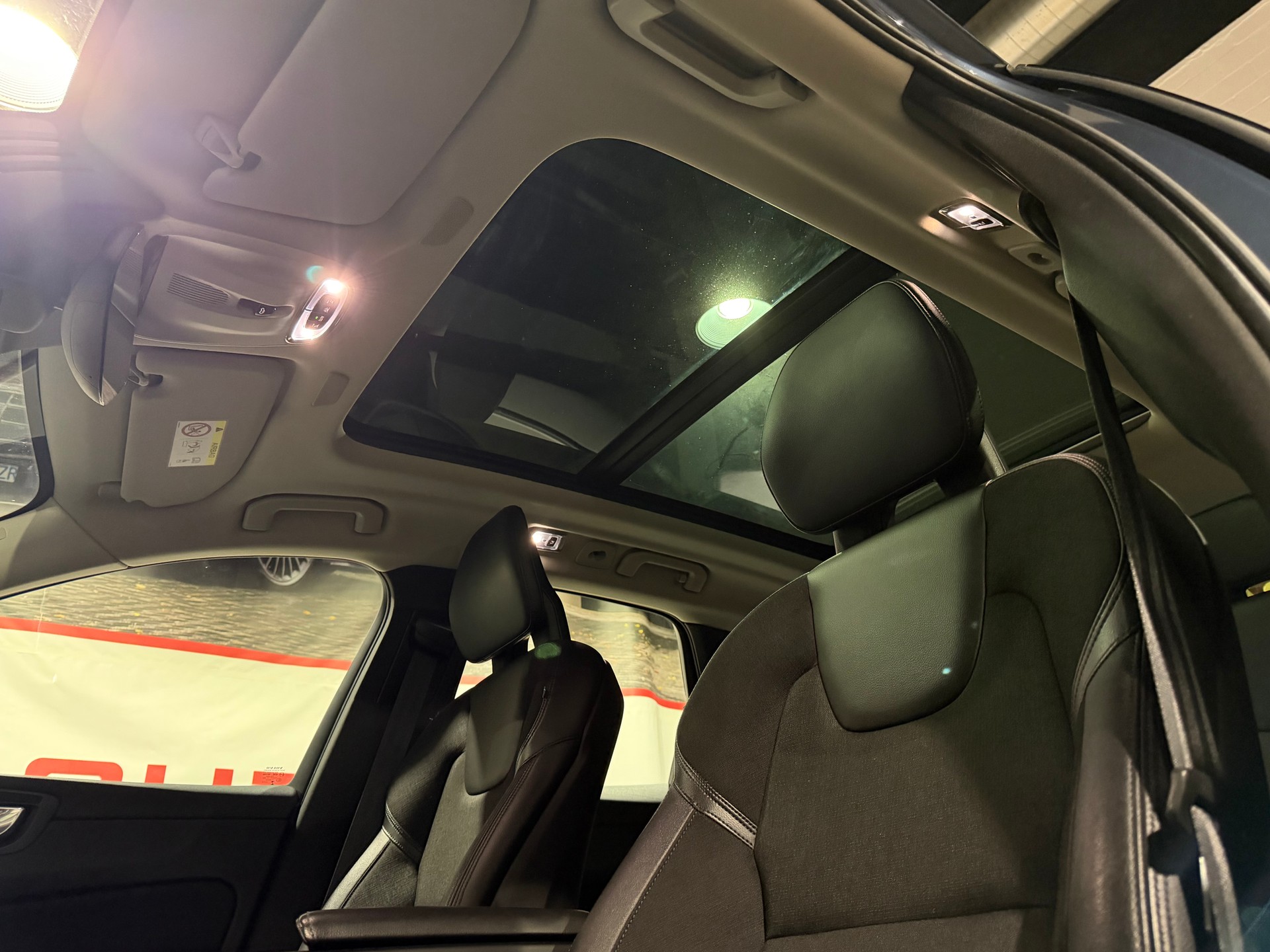 VOLVO XC60 T8 eAWD Momentum Geartronic-image-13