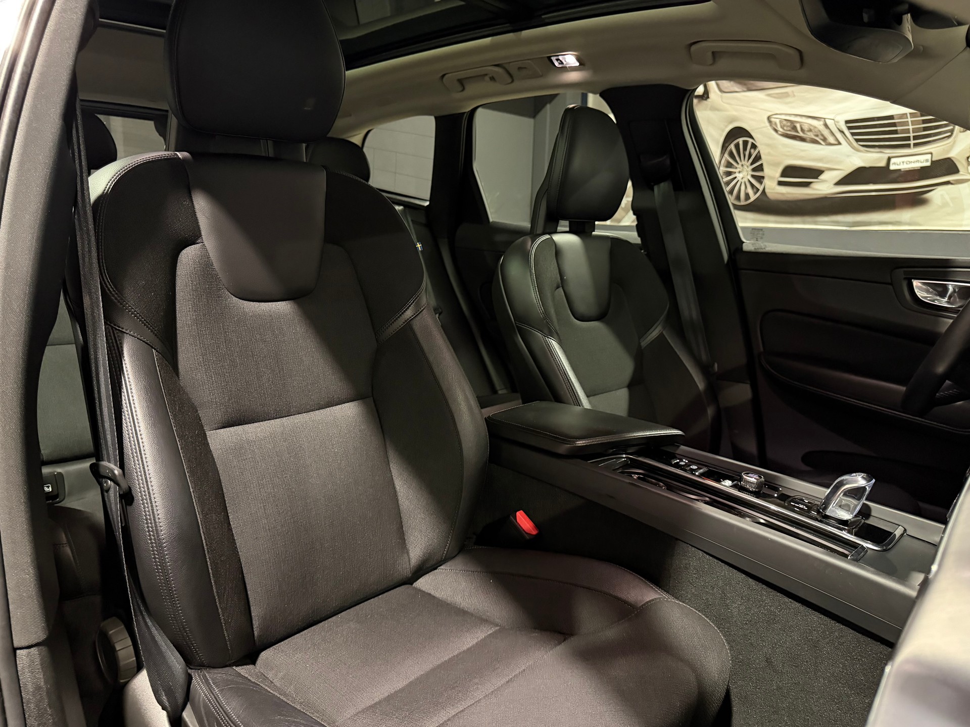 VOLVO XC60 T8 eAWD Momentum Geartronic-image-14