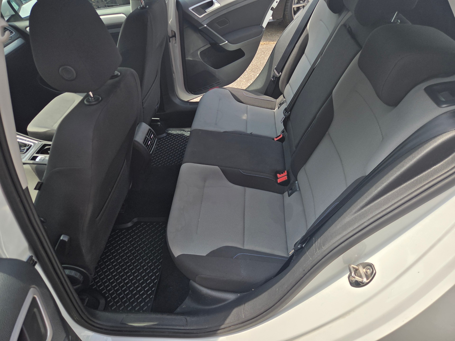 VW e-Golf-image-12