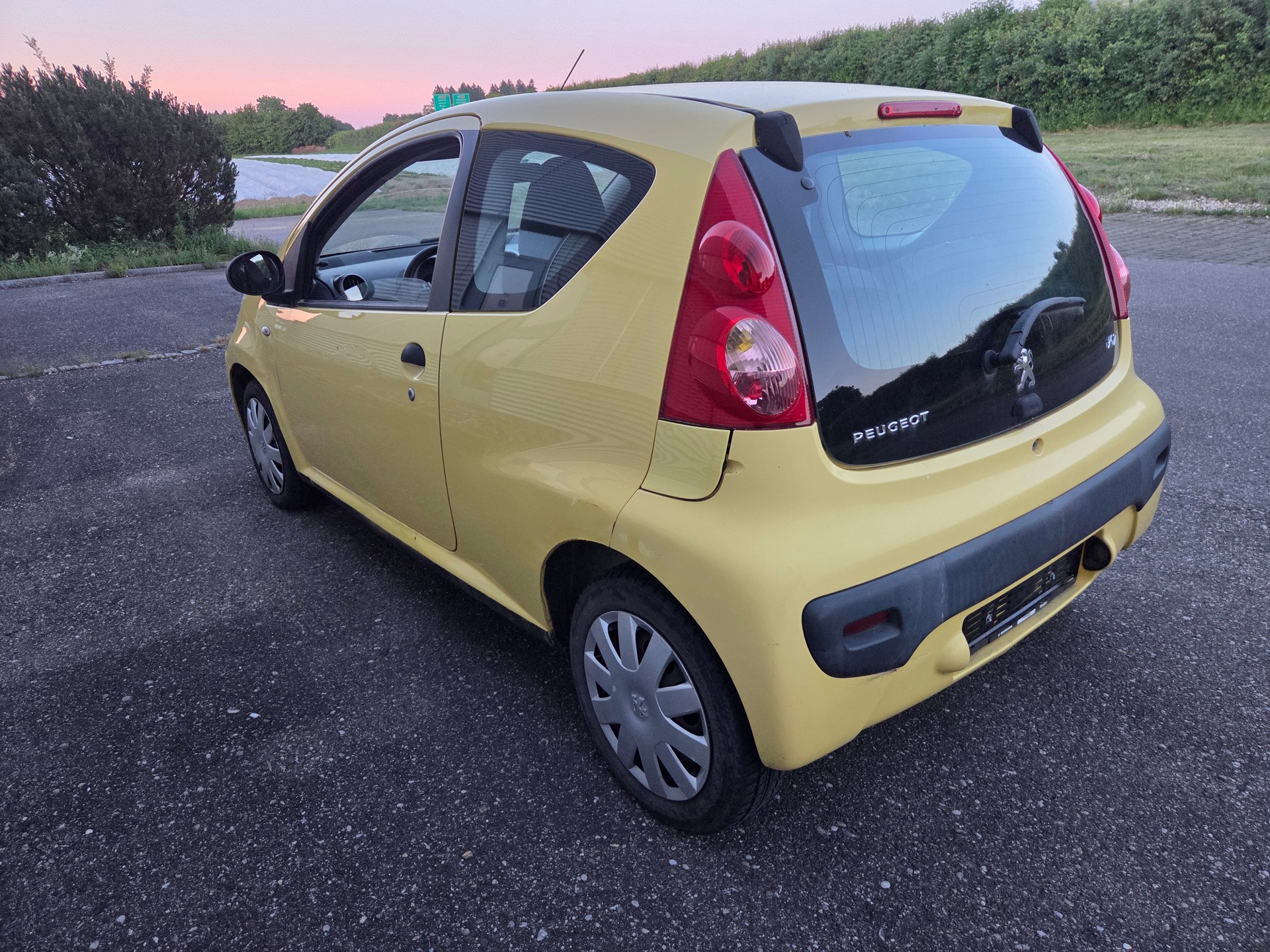 PEUGEOT 107 1.0 Trendy-image-3