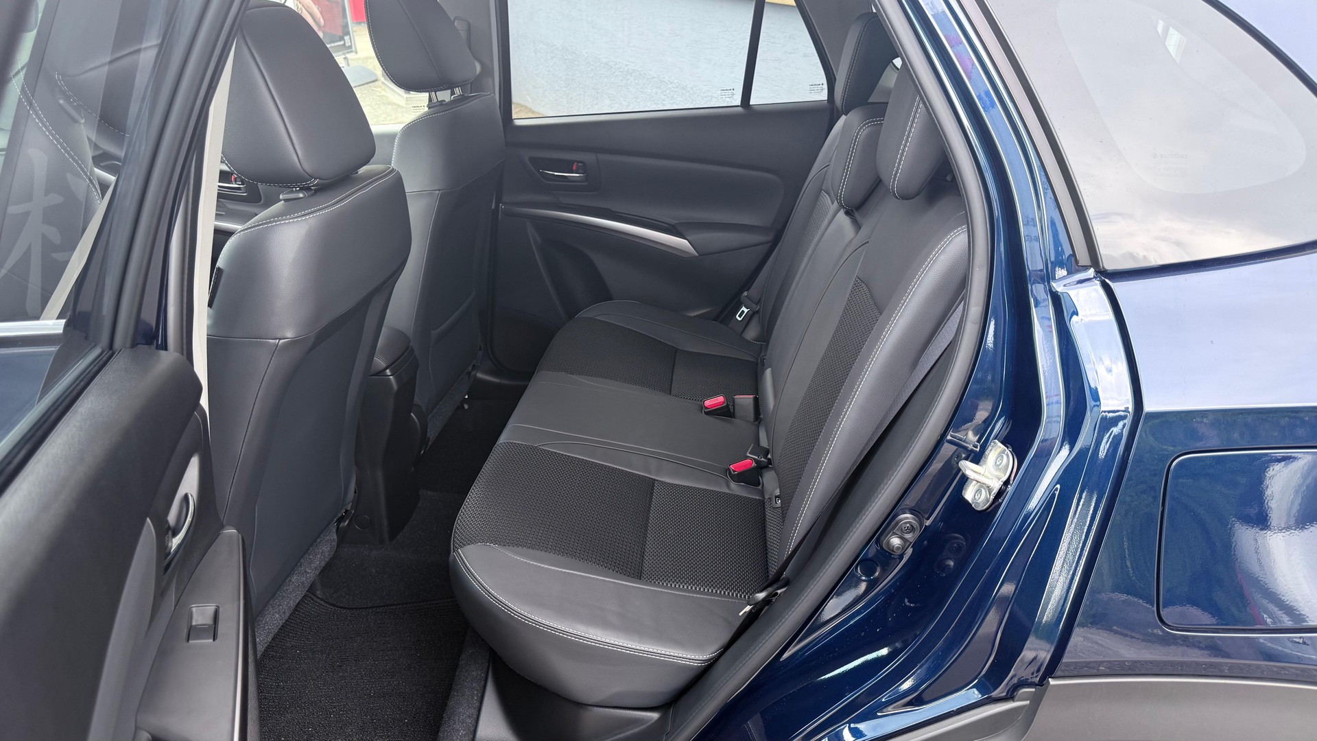 SUZUKI S-Cross 1.4 T Sakura Top Hybrid 4x4-image-4