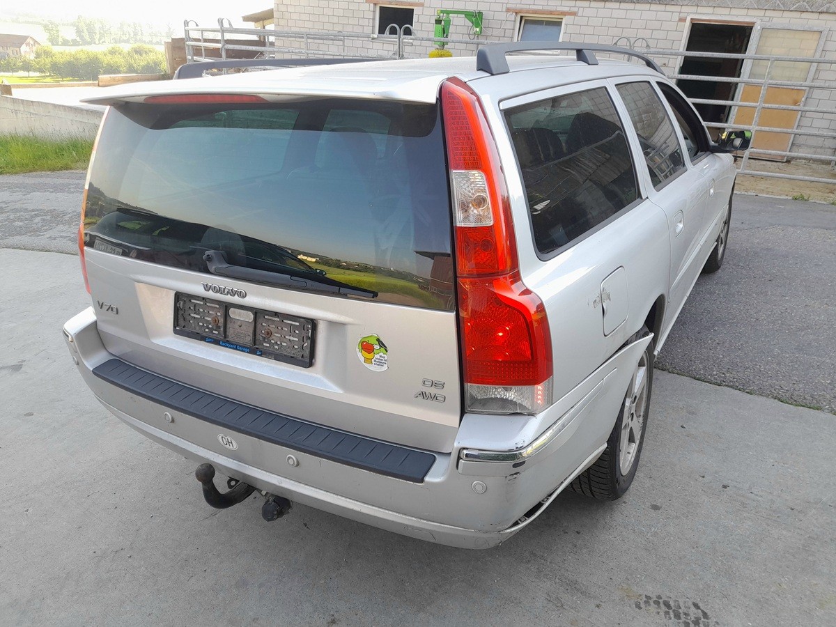 VOLVO V70 D5 AWD Momentum Geartronic-image-2