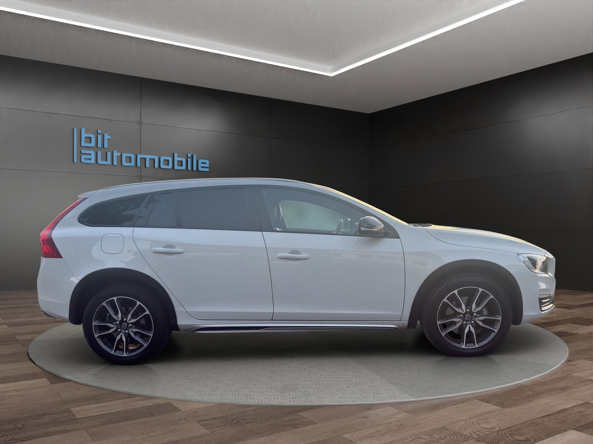 VOLVO V60 Cross Country D4 Momentum Geartronic-image-8