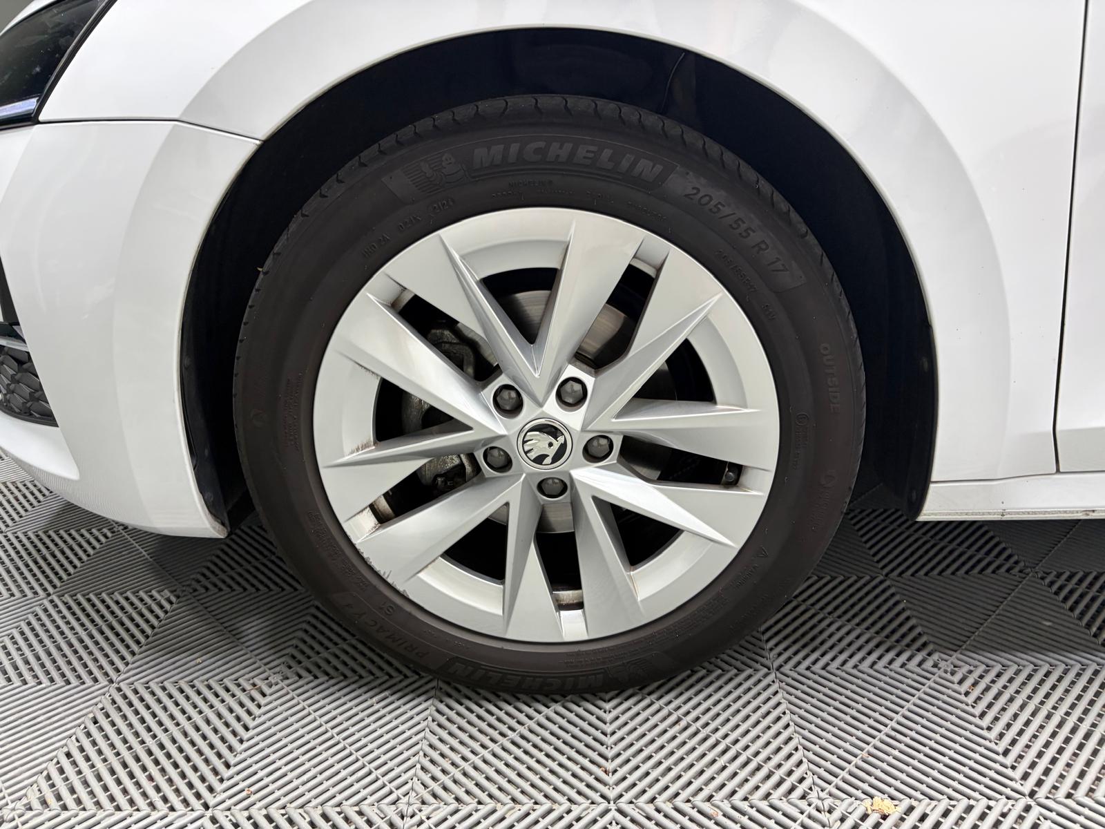 SKODA Octavia Combi 1.5 TSI mHEV DSG Selection-image-24