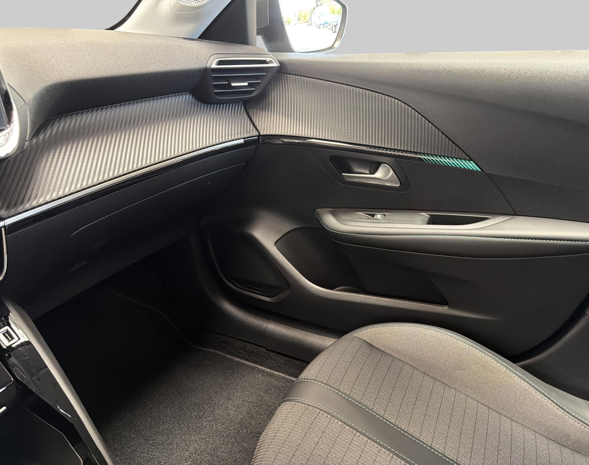 PEUGEOT 208 1.2 PureTech 100 Allure-image-15