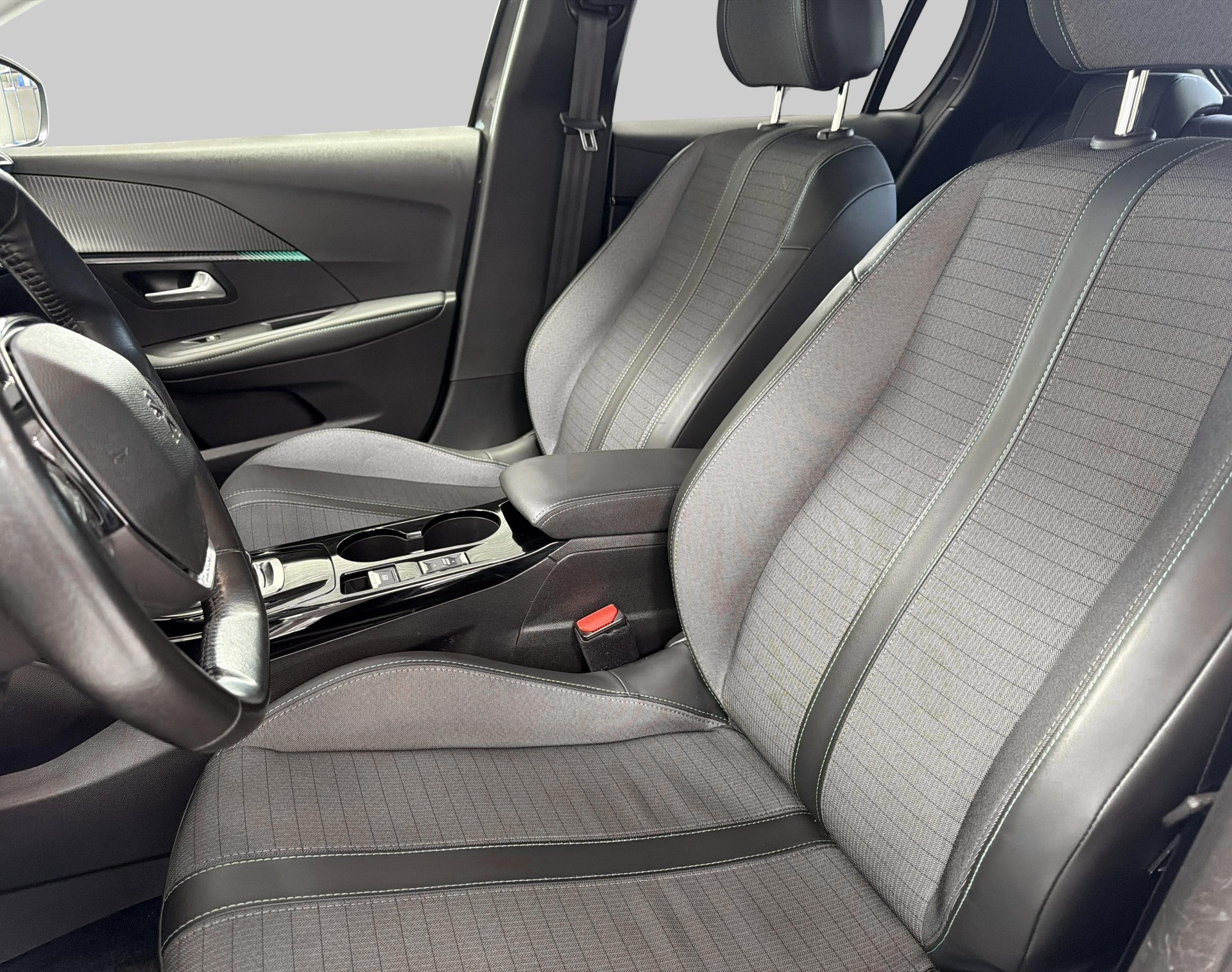 PEUGEOT 208 1.2 PureTech 100 Allure-image-14