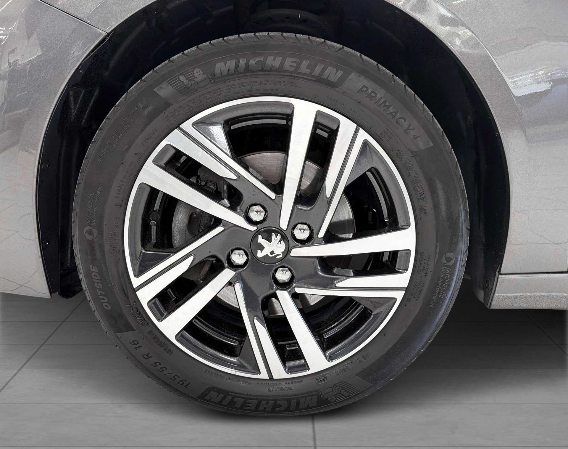 PEUGEOT 208 1.2 PureTech 100 Allure-image-6