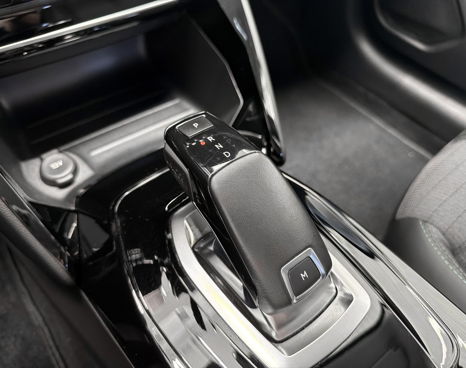 PEUGEOT 208 1.2 PureTech 100 Allure-image-12