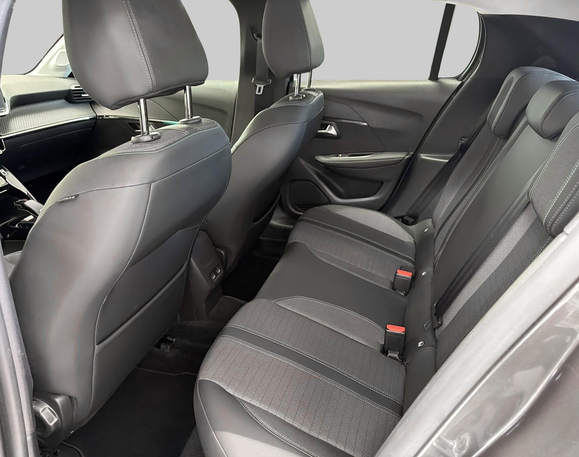 PEUGEOT 208 1.2 PureTech 100 Allure-image-9