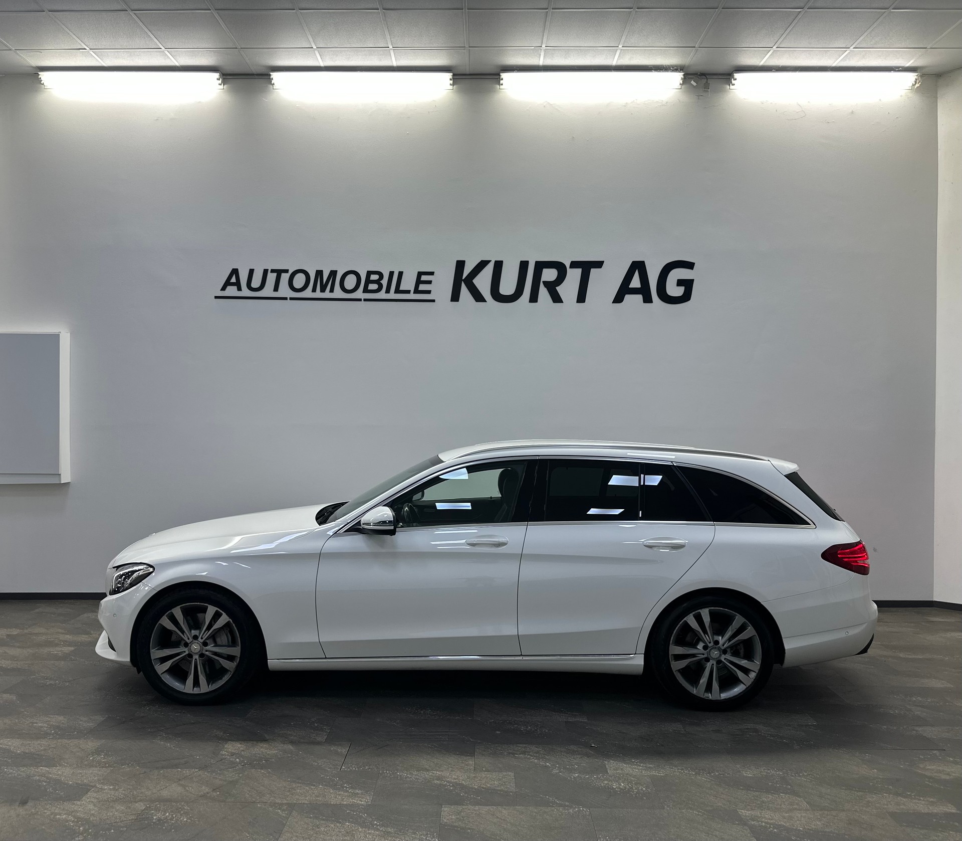 MERCEDES-BENZ C 350 e 7G-Tronic-showroom-element-2