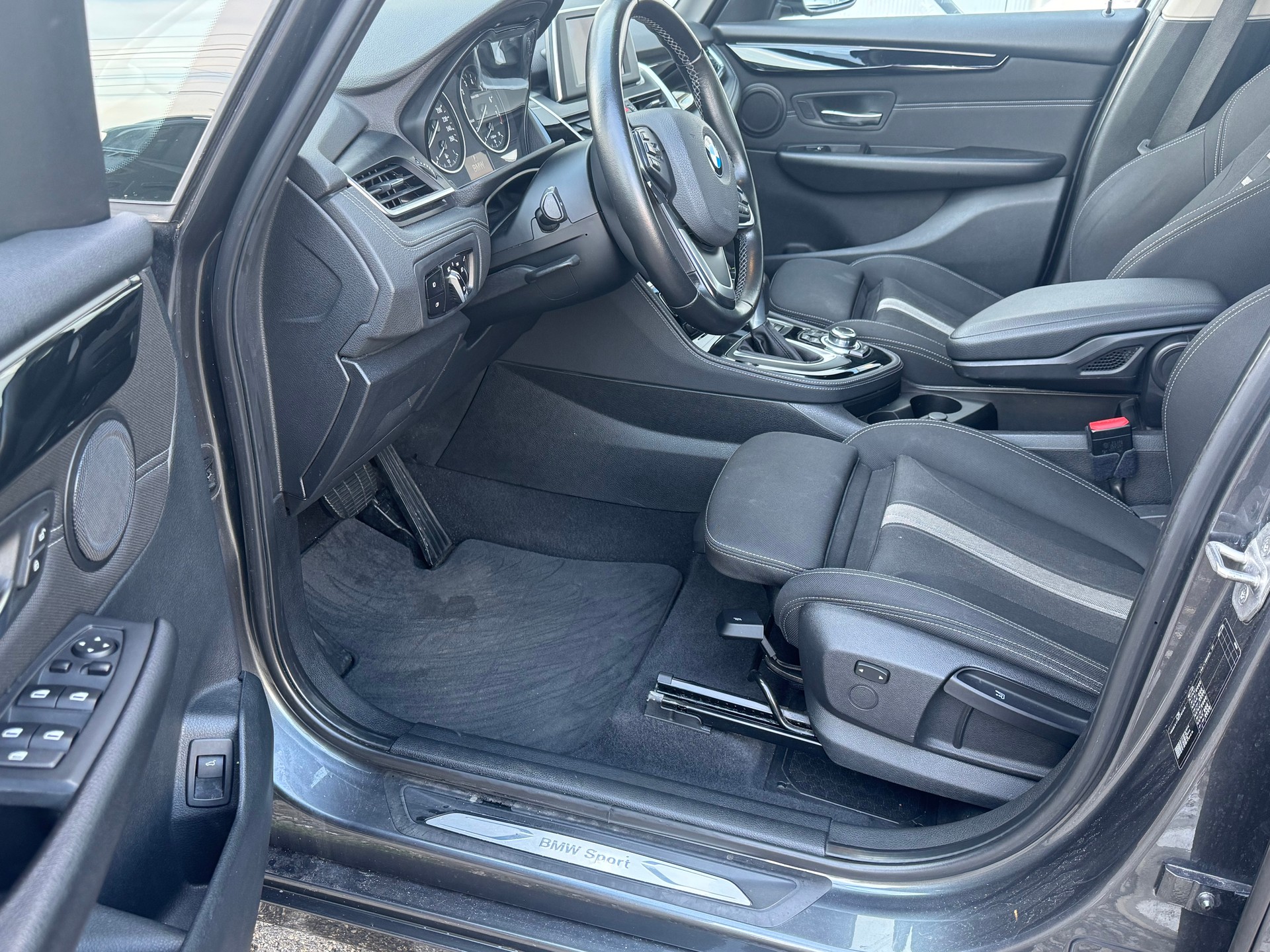BMW 220i Gran Tourer Sport Line Steptronic-image-9