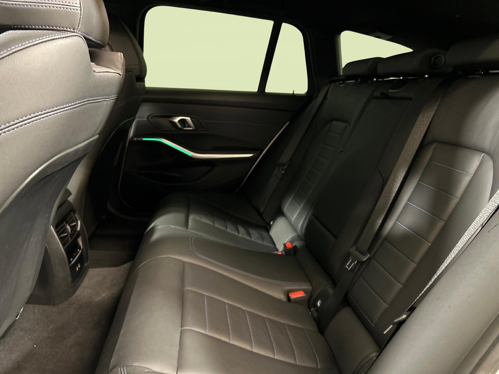 BMW 320d xDrive SAG Touring-image-3