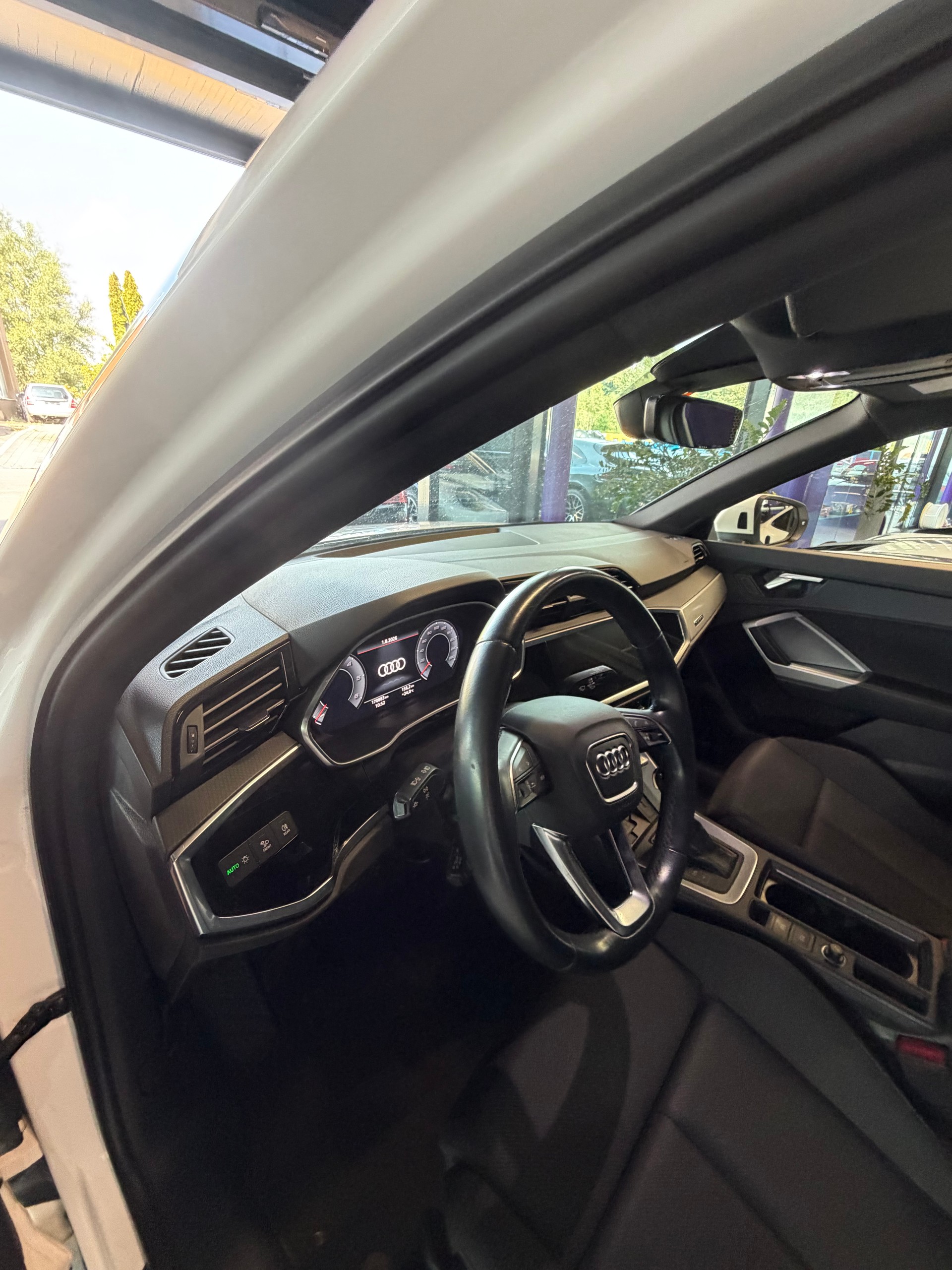 AUDI Q3 35 TDI advanced Attraction quattro S-tronic-image-9