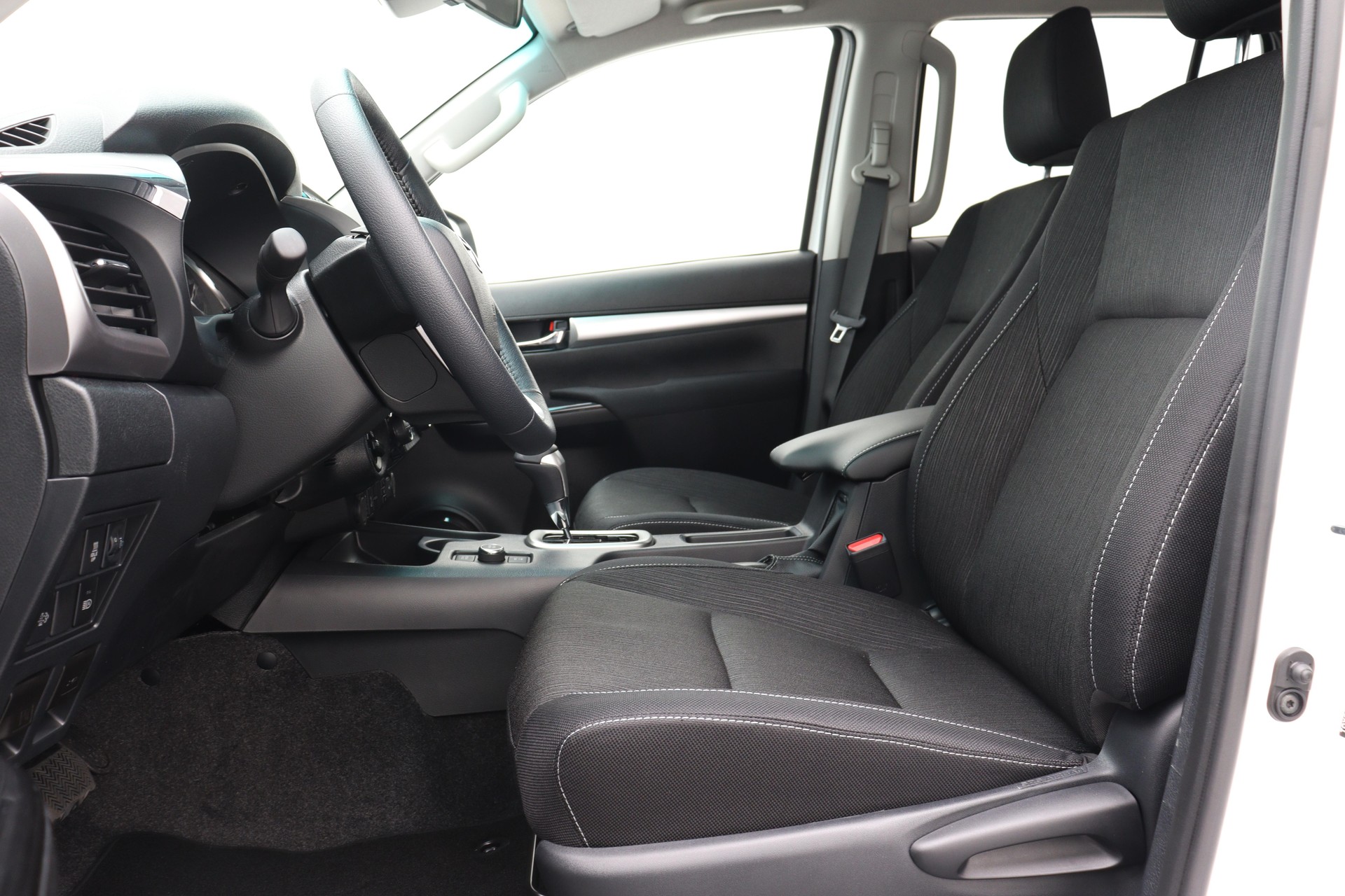 TOYOTA Hilux Double Cab.-Pick-up 2.8 D-4D MHEV 204 Style-image-8