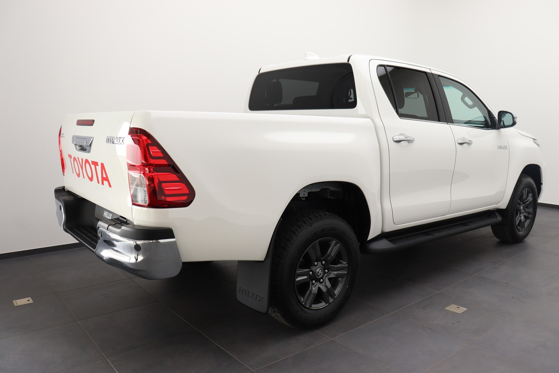 TOYOTA Hilux Double Cab.-Pick-up 2.8 D-4D MHEV 204 Style-showroom-element-3